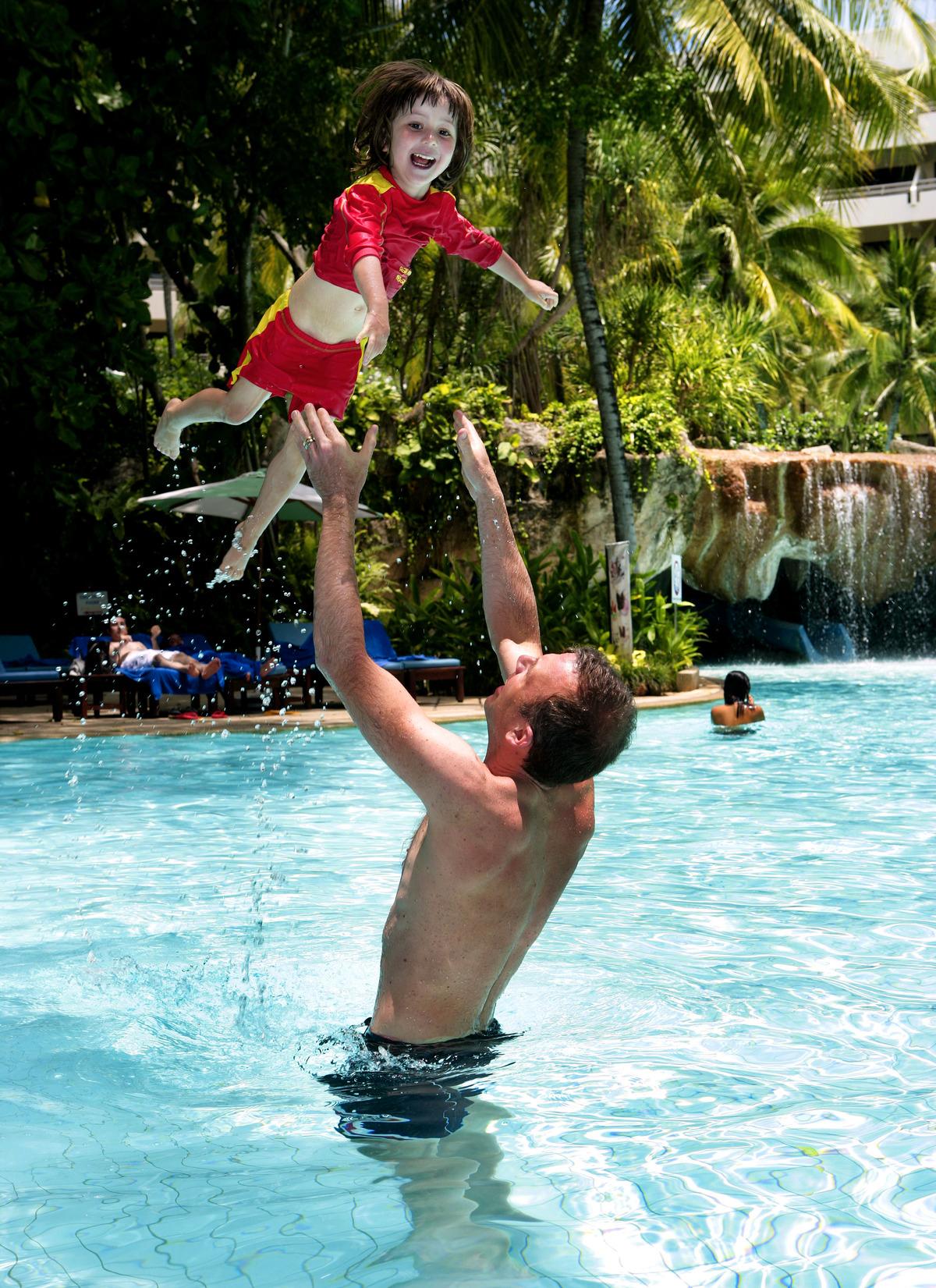 Thailand är nu ett av svenskarnas favoritländer att turista i. Magnus Stråle leker med sin dotter Signe i hotellpoolen.