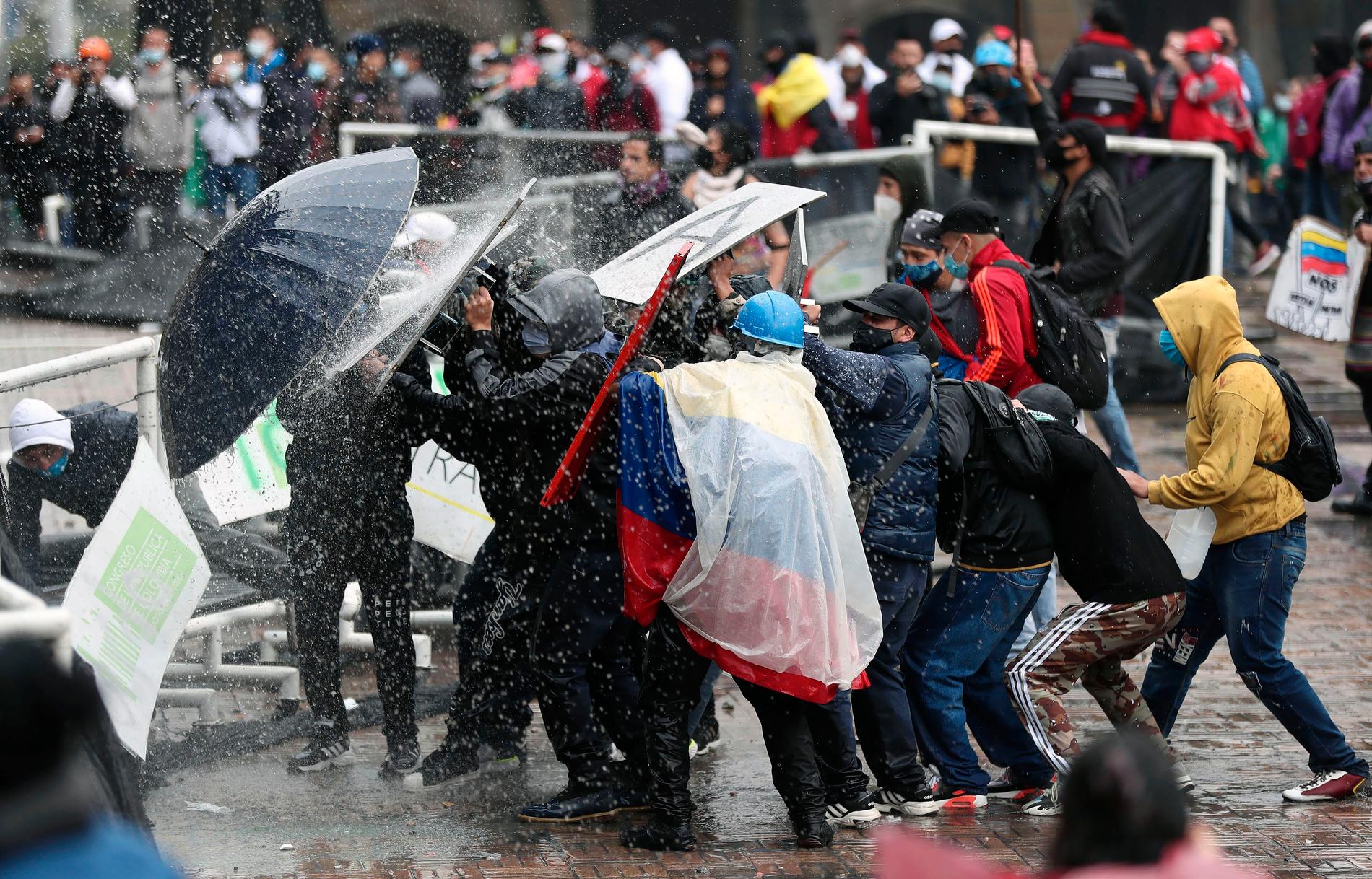 Demonstranter drabbar samman med polis i Colombias huvudstad Bogota. 