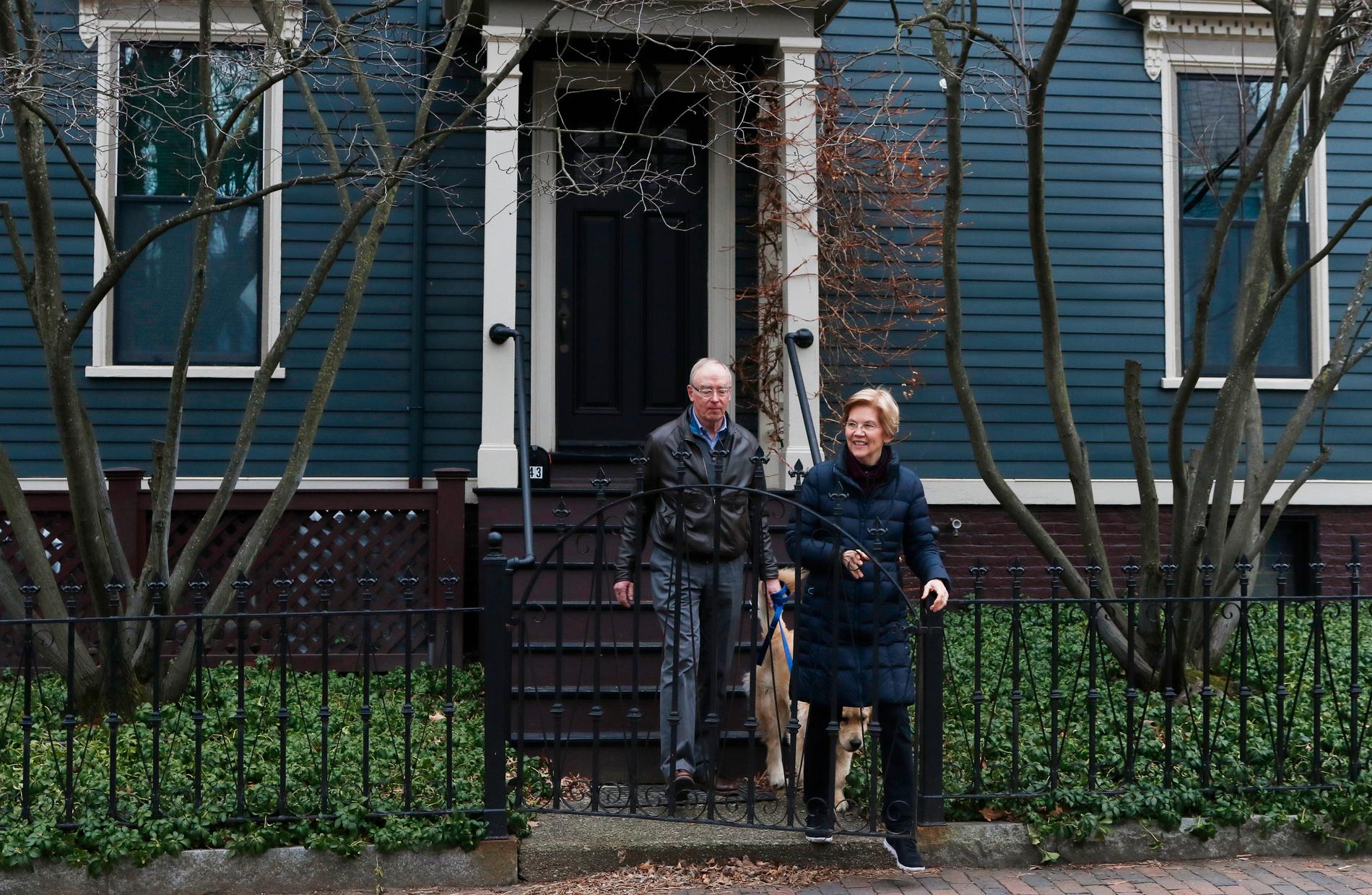 Senator Elizabeth Warren, demokrat från Massachusetts, utanför sin bostad med maken Bruce Mann och golden retrievern Bailey.