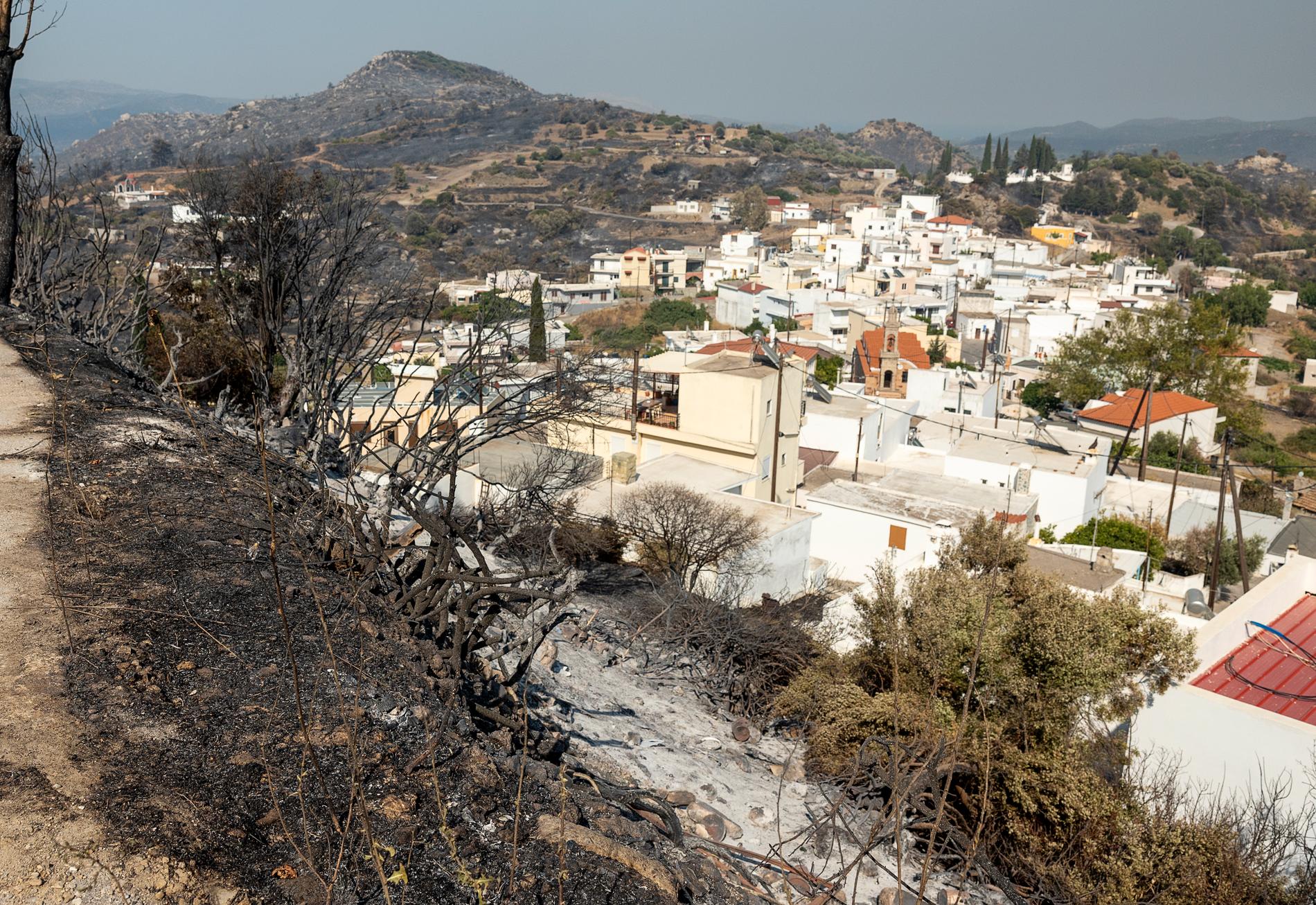 Invånarna i byn Larema evakuerades när elden närmade sig. 