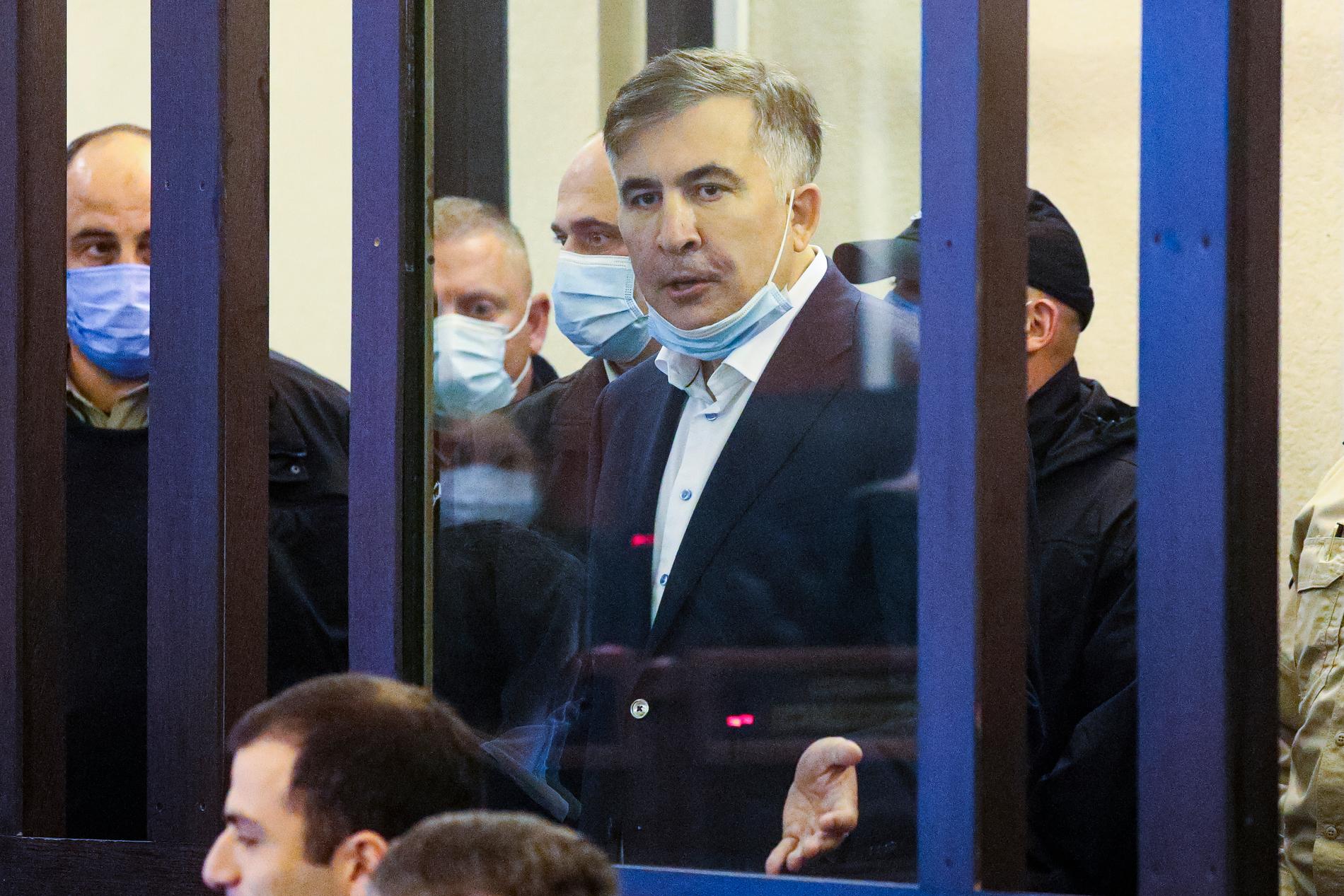 Georgiens tidigare president Mikhail Saakasjvili under rättegångens första dag.