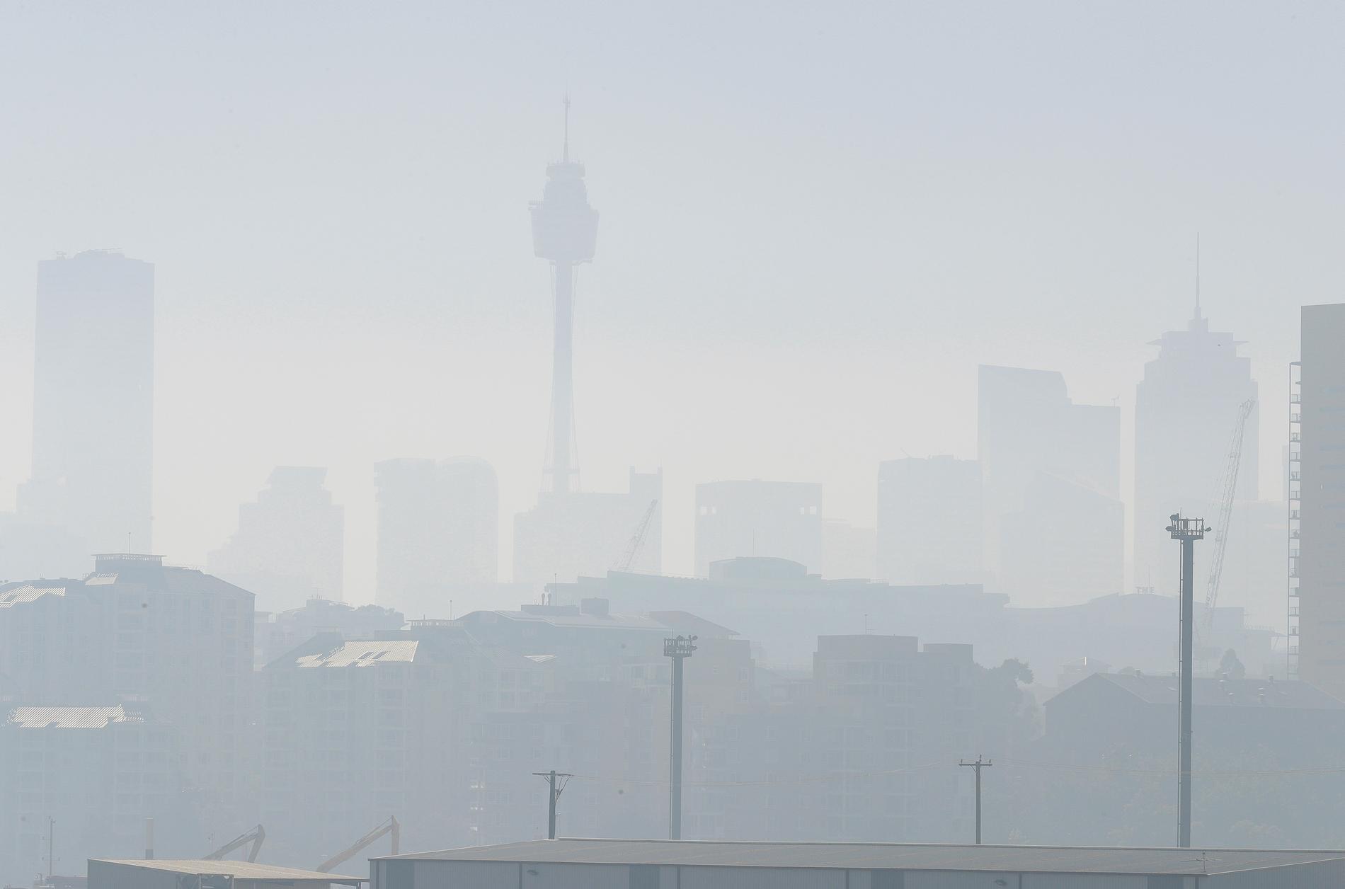 Den australiska staden Sydney är inbäddad i rök från bränder som härjar i delstaten New South Wales.
