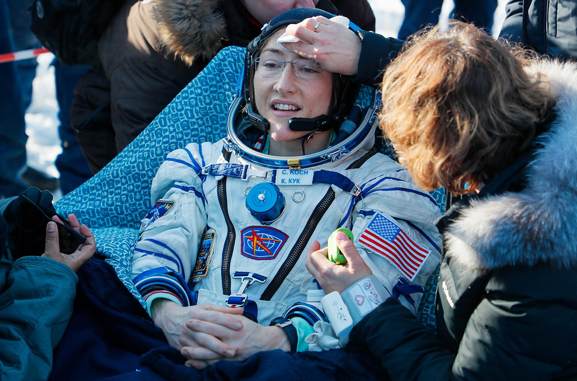 Den amerikanska astronauten Christina Koch strax efter landning i Kazakstan.
