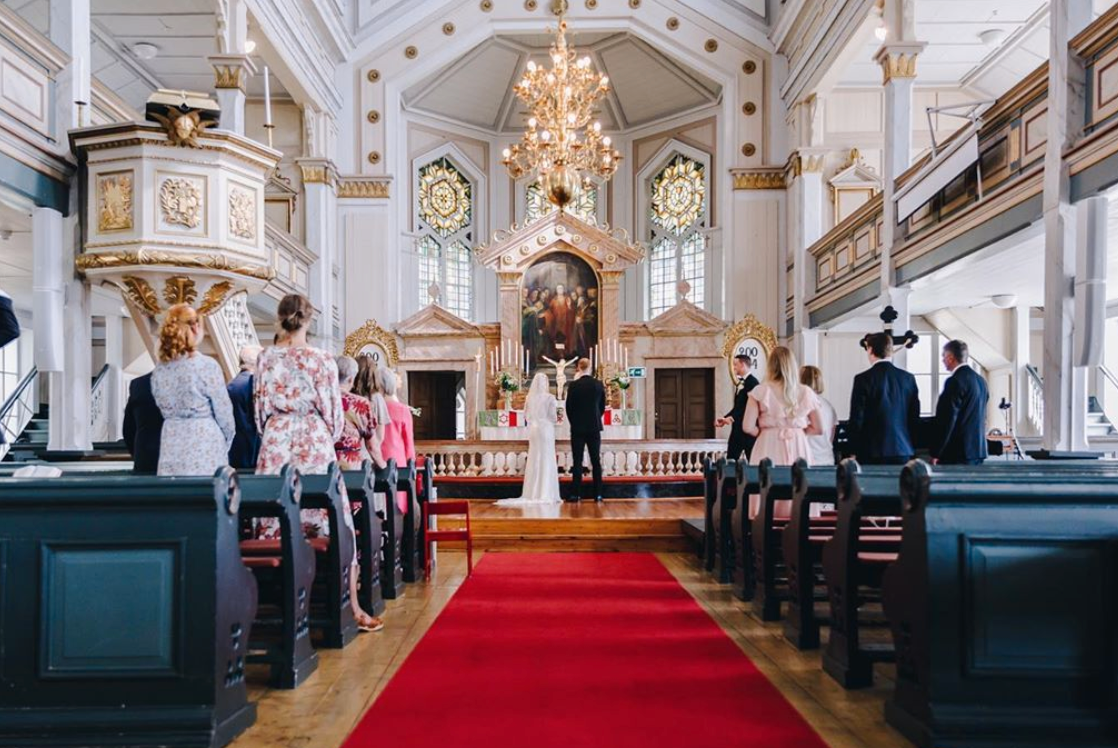 Mattias Ekholm och Ida Björnstad gifte sig på midsommarafton i Stensele kyrka utanför Storuman i Lappland.