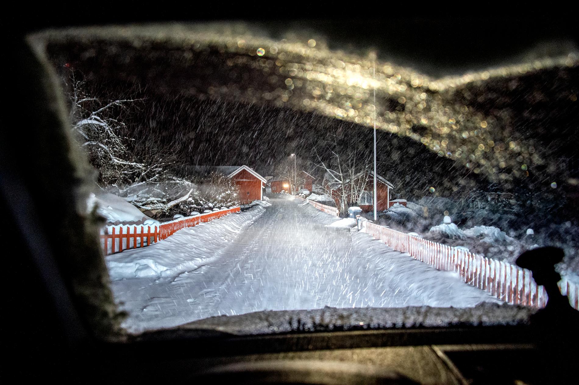 SMHI varnar för kraftigt snöfall i stora delar av Sverige under söndagen. Sifferbo, Dalarna i snöskrud.