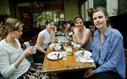 Maria Rimling, Ebba Winqvist, Martyna Studniarska och Klara Jutéus gillar frukosten på Le Pain Quotidien.