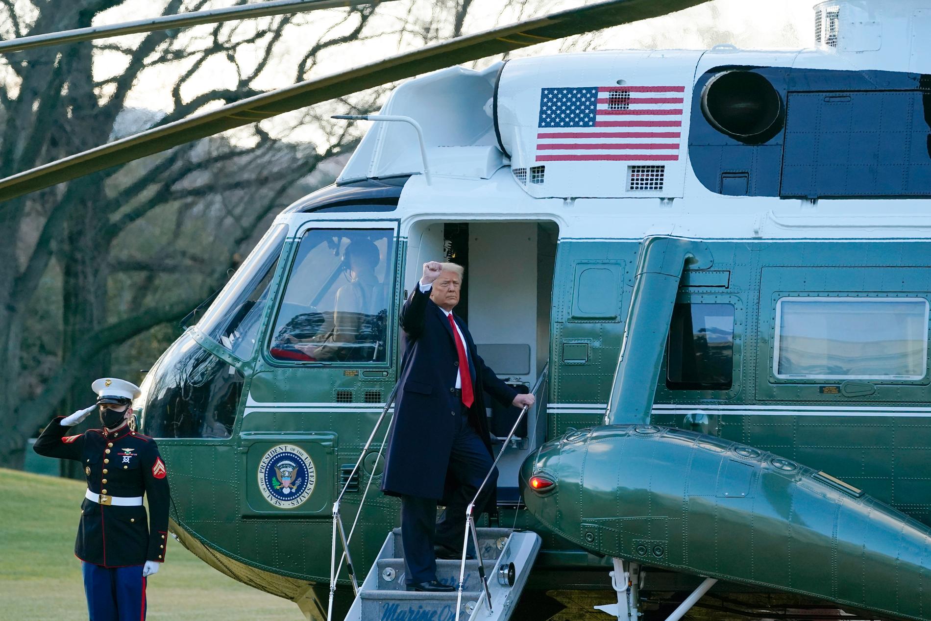 Helikoptern Marine One gav Trump skjuts från Vita huset. 