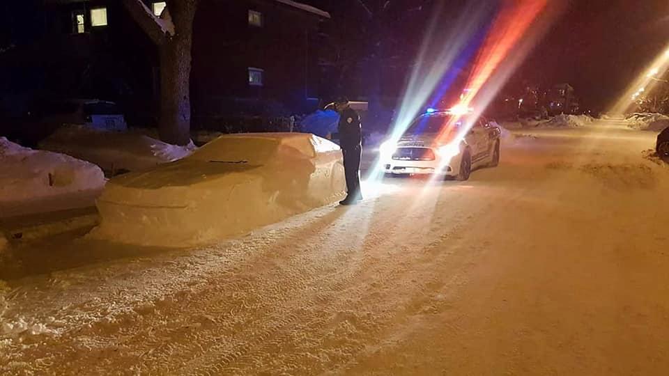Polisen delade ut böter till felparkerad snöskapelse. 