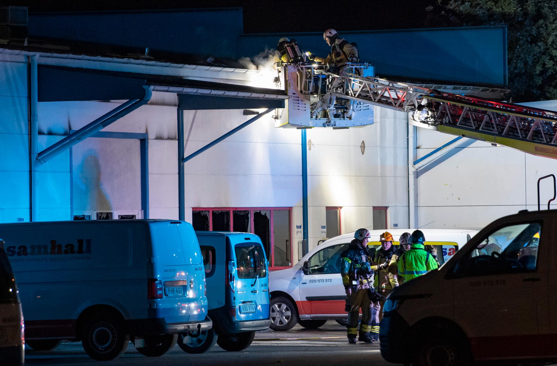Räddningstjänsten arbetar med att släcka en brand i en industrilokal i Bulltofta i Malmö natten till onsdagen.