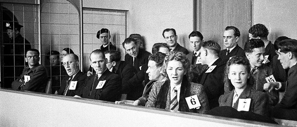 Ligan inför rätta. Henry Rinnan (längst till vänster) med 29 medhjälpare i domstol 1946. Tio medlemmar i Rinnanligan dömdes till döden och avrättades.