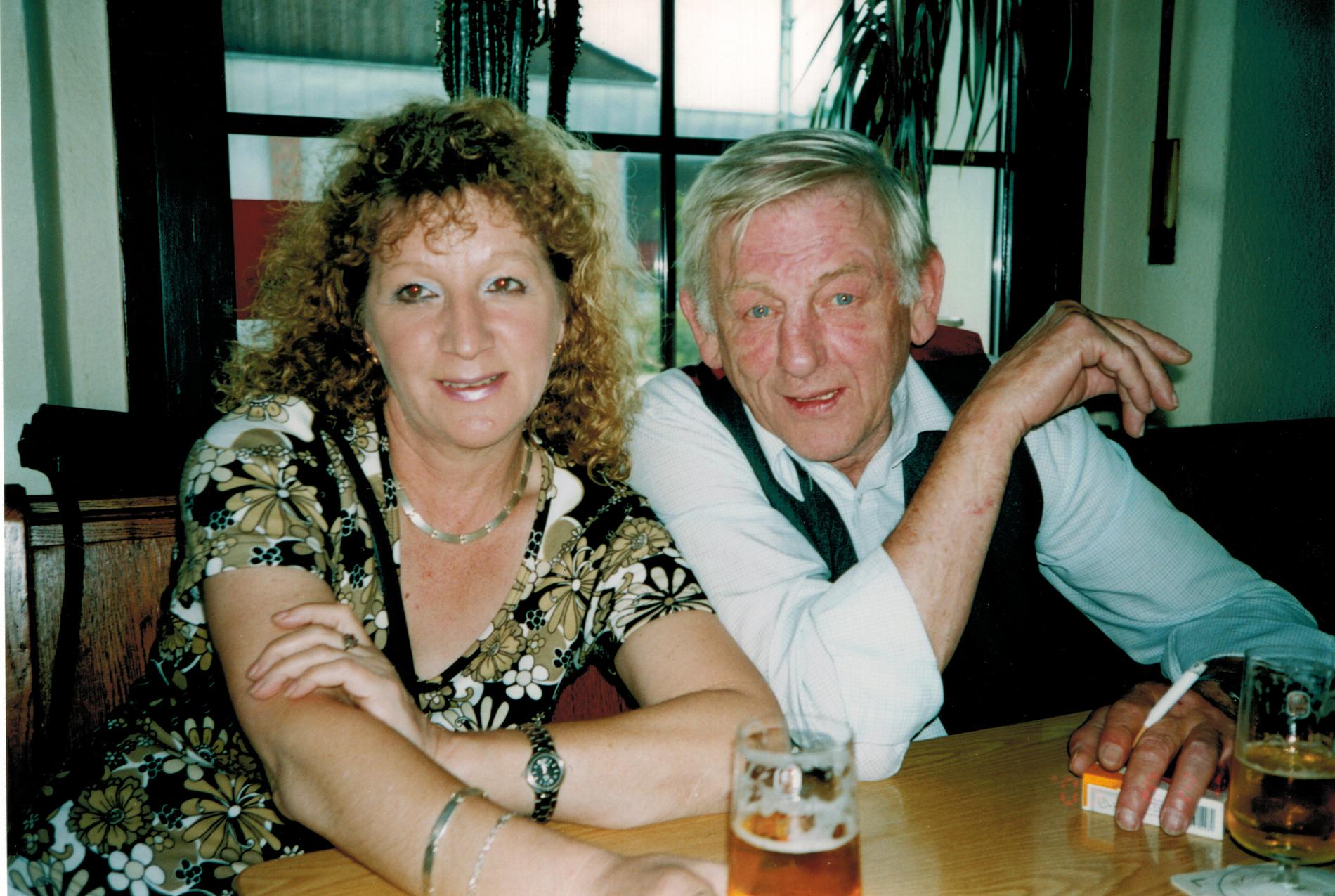 Tysken Friedhelm Hilbert dog 2013, 75 år gammal. Här är han med sin flickvän.