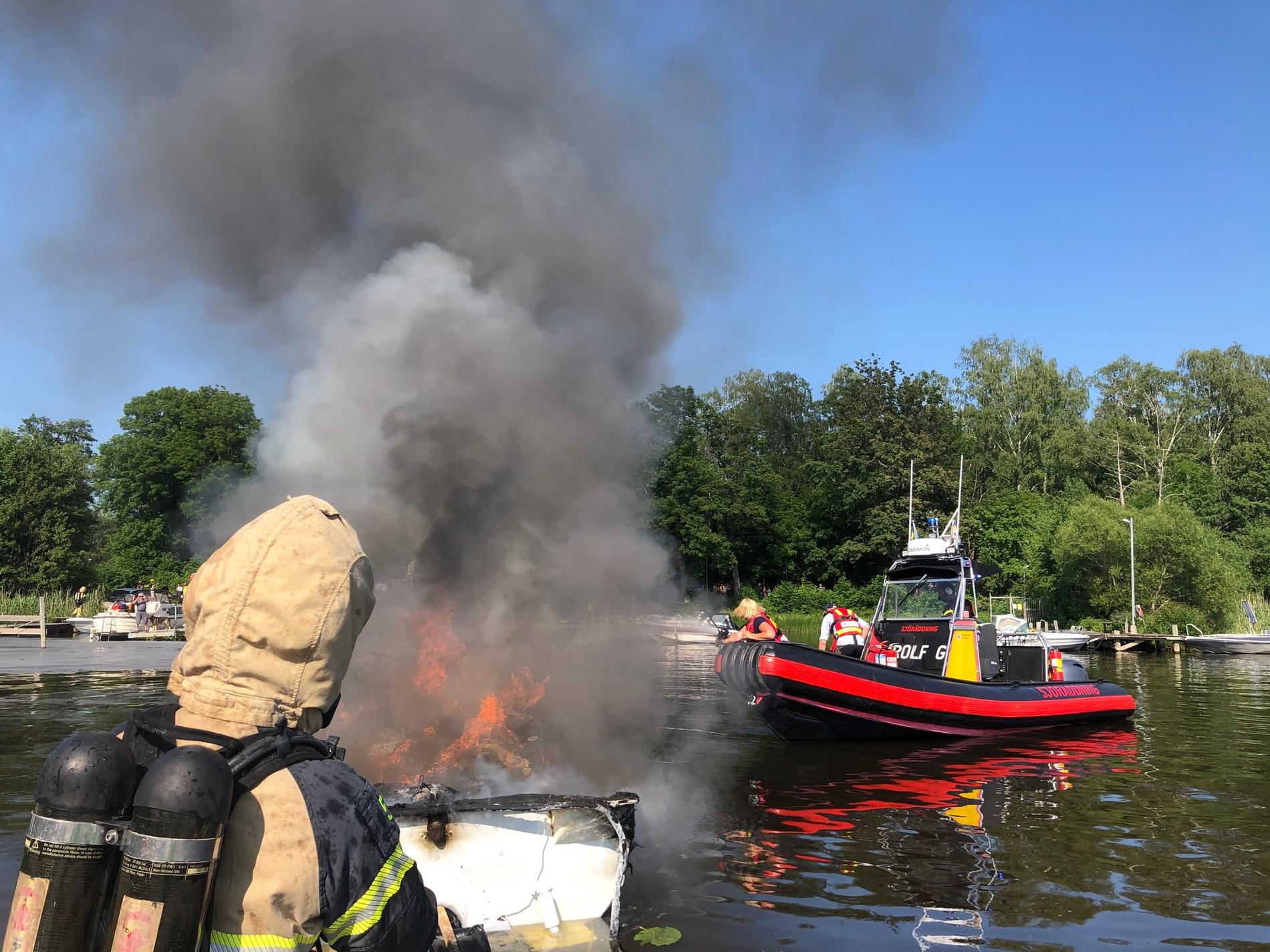 En fritidsbåt brann vid Skarholmens småbåtshamn i Uppsala.