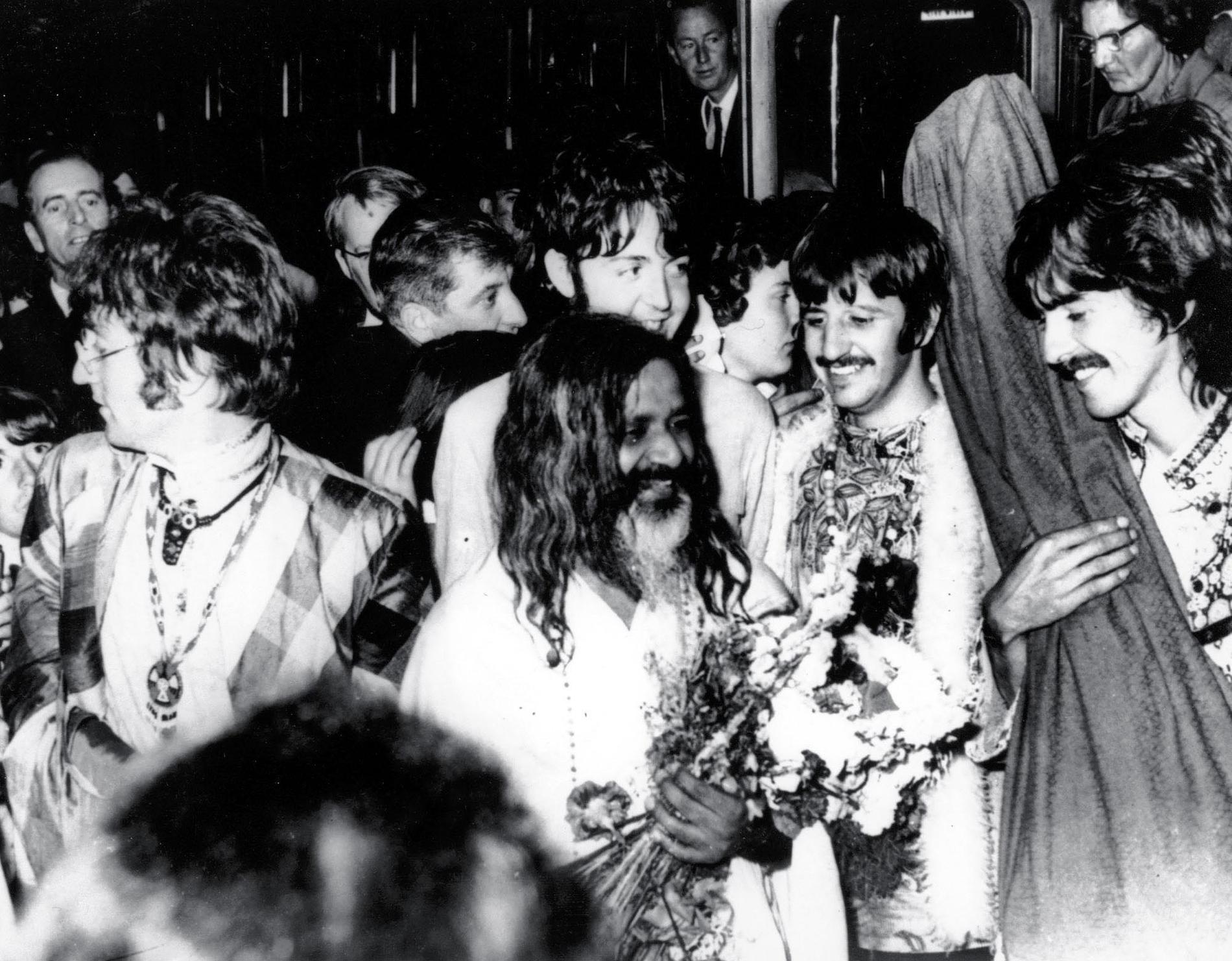 Transcendental mediation blev berömd när Beatles lärde sig den på 60-talet: här med "sin" guru Maharishi.