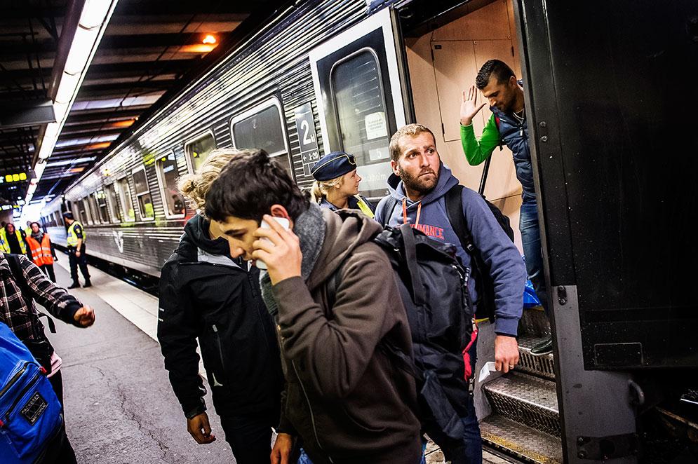 Flyktingar ankommer med tåg till Stockholms centralstation.