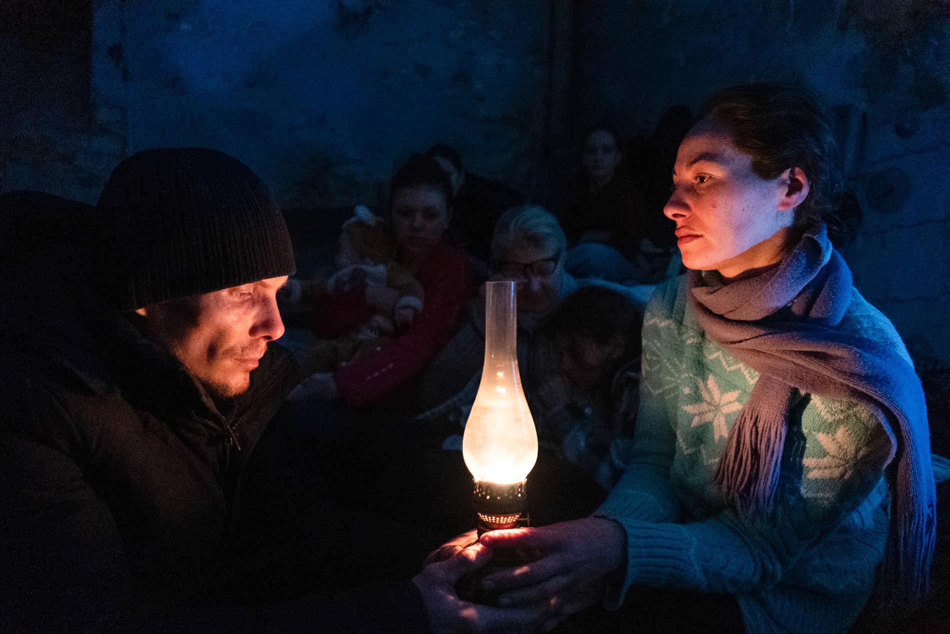 Invånare i Mariupol som söker skydd i en teater, den 6 mars 2022. Bild från filmen “20 Days in Mariupol.”     