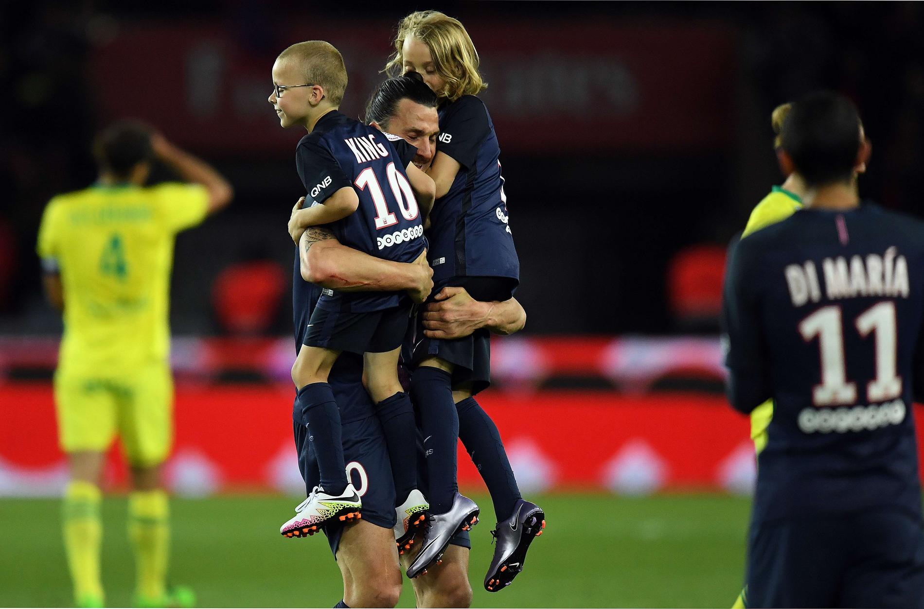Zlatan med sina söner efter sista matchen med PSG.