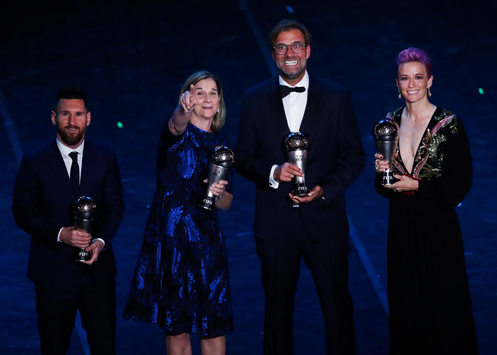 Jill Ellis tillsammans med Messi, Klopp och Rapinoe efter att hon tilldelats priset som Årets bästa tränare på Fifa-galan 2019. 