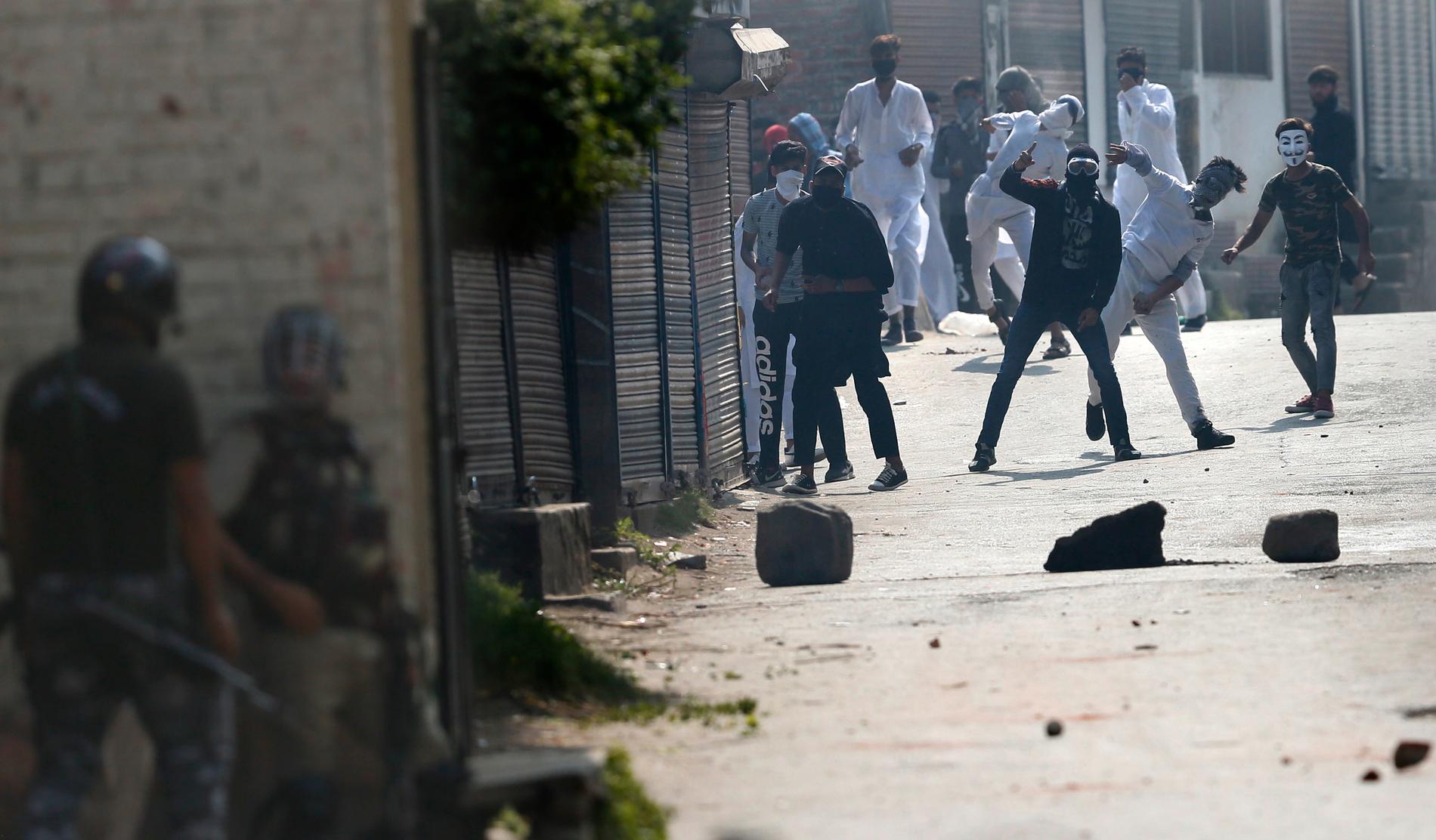 Demonstranter och indiska regeringsstyror i den omstridda regionen Kashmir. Bilden är från den 22 augusti.