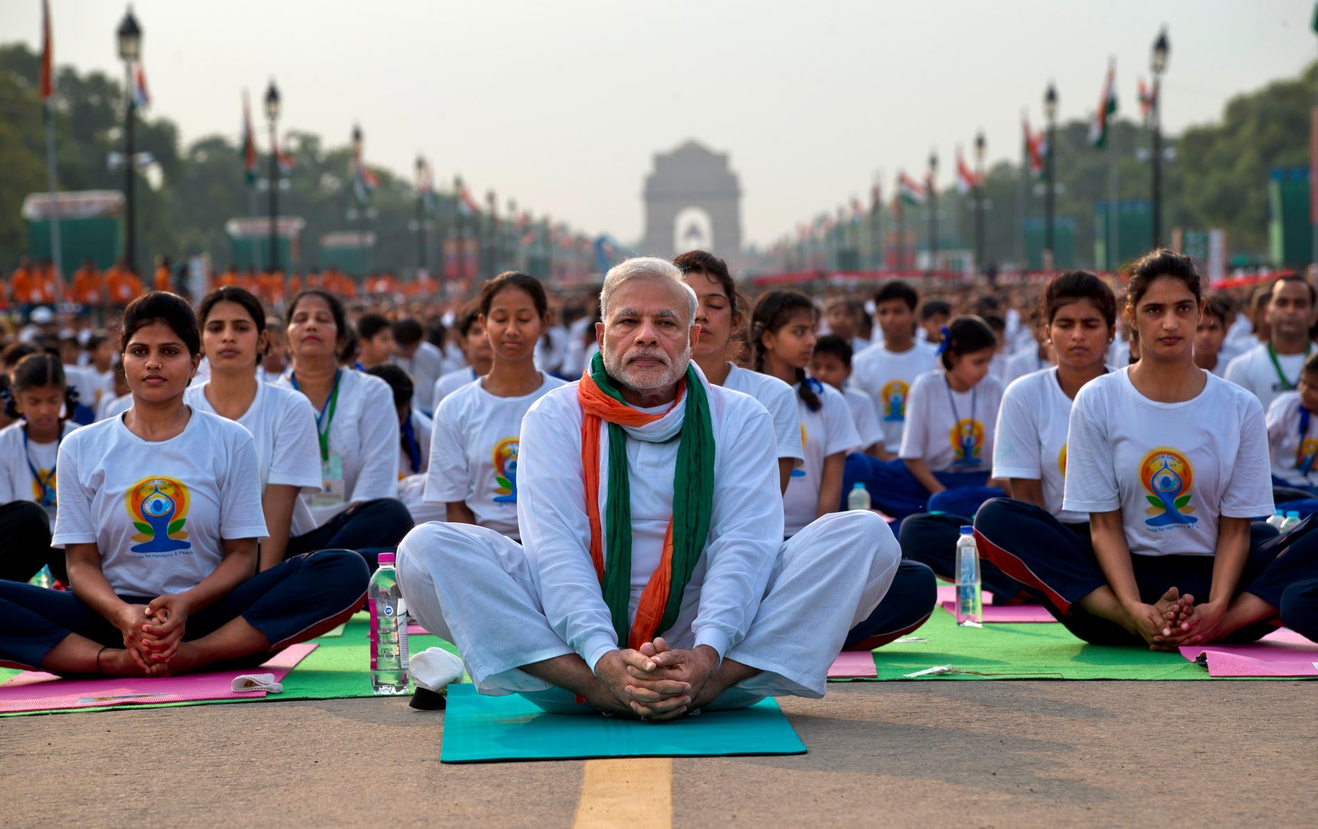 Indiens Narendra Modi leder tusentals anhängare i yogaövningar på Internationella yogadagen 2015 – en dag premiärministern själv föreslog och fick igenom i FN.