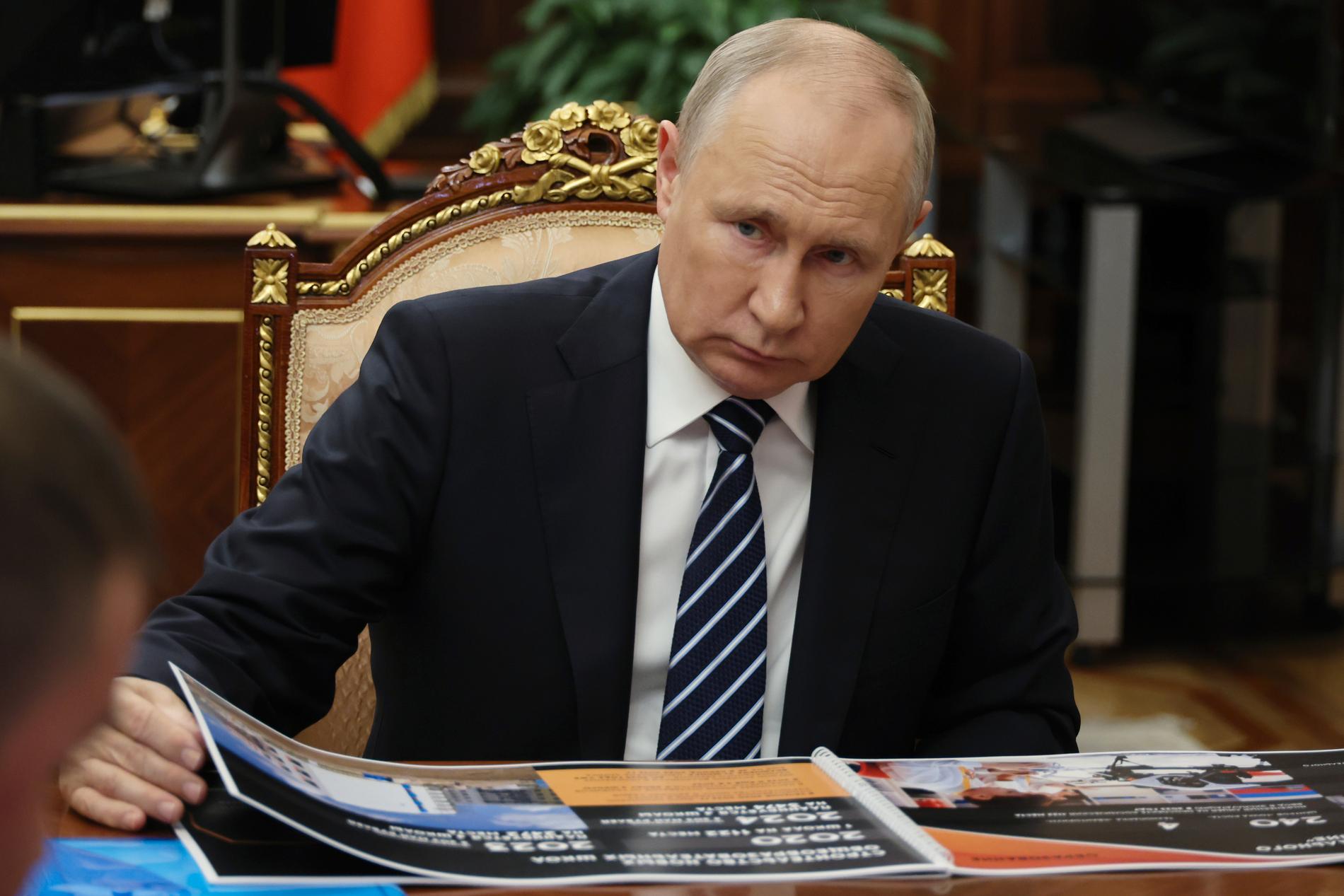 Vladimir Putin lär inte dyka upp på Jevgenij Prigozjins begravning. Här arbetar han i Kreml i Moskva på måndagen.