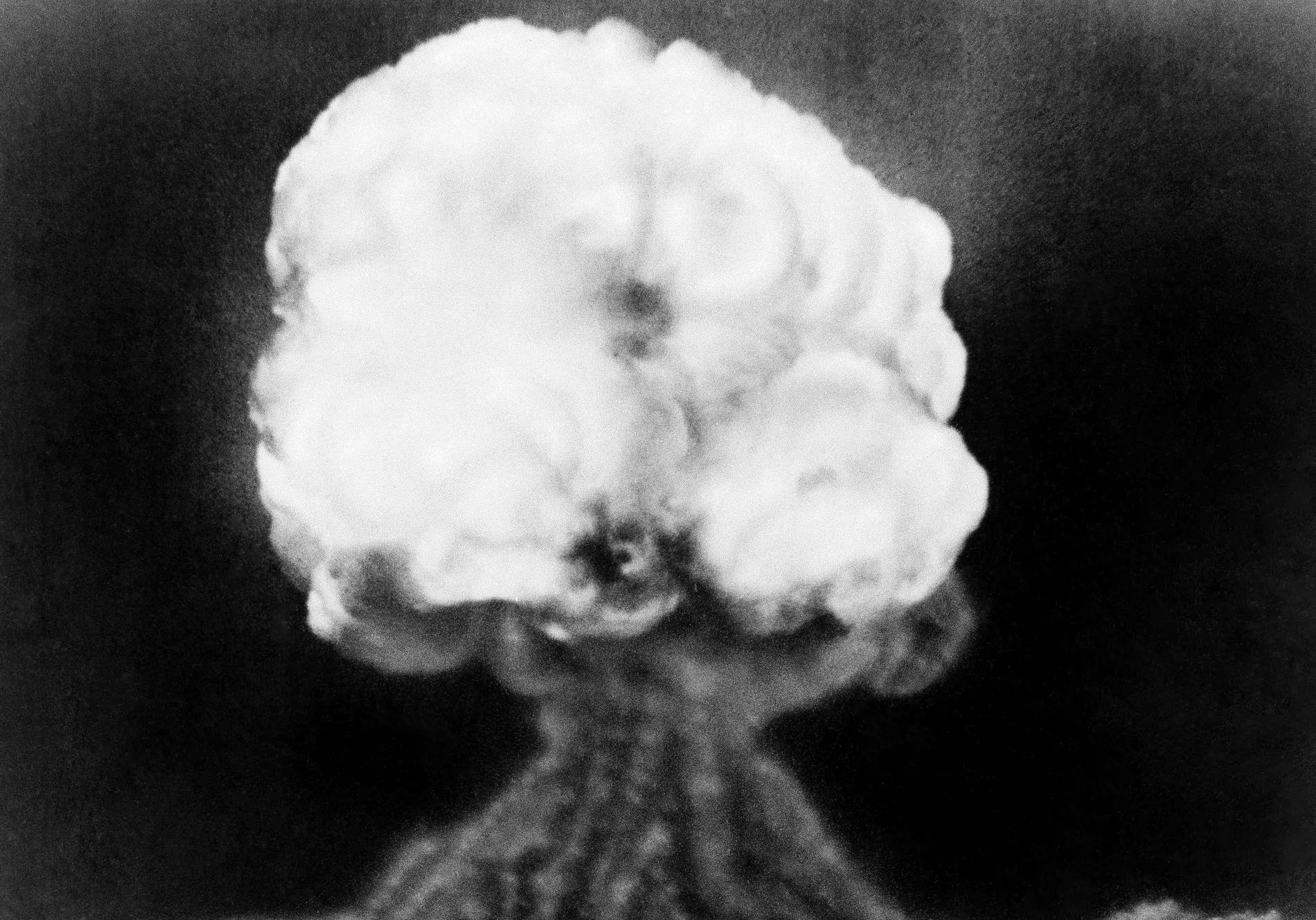 Svampmolnet från den första atombombsexplosionen, vid testplatsen Alamagordo i amerikanska New Mexico, den 16 juli 1945.