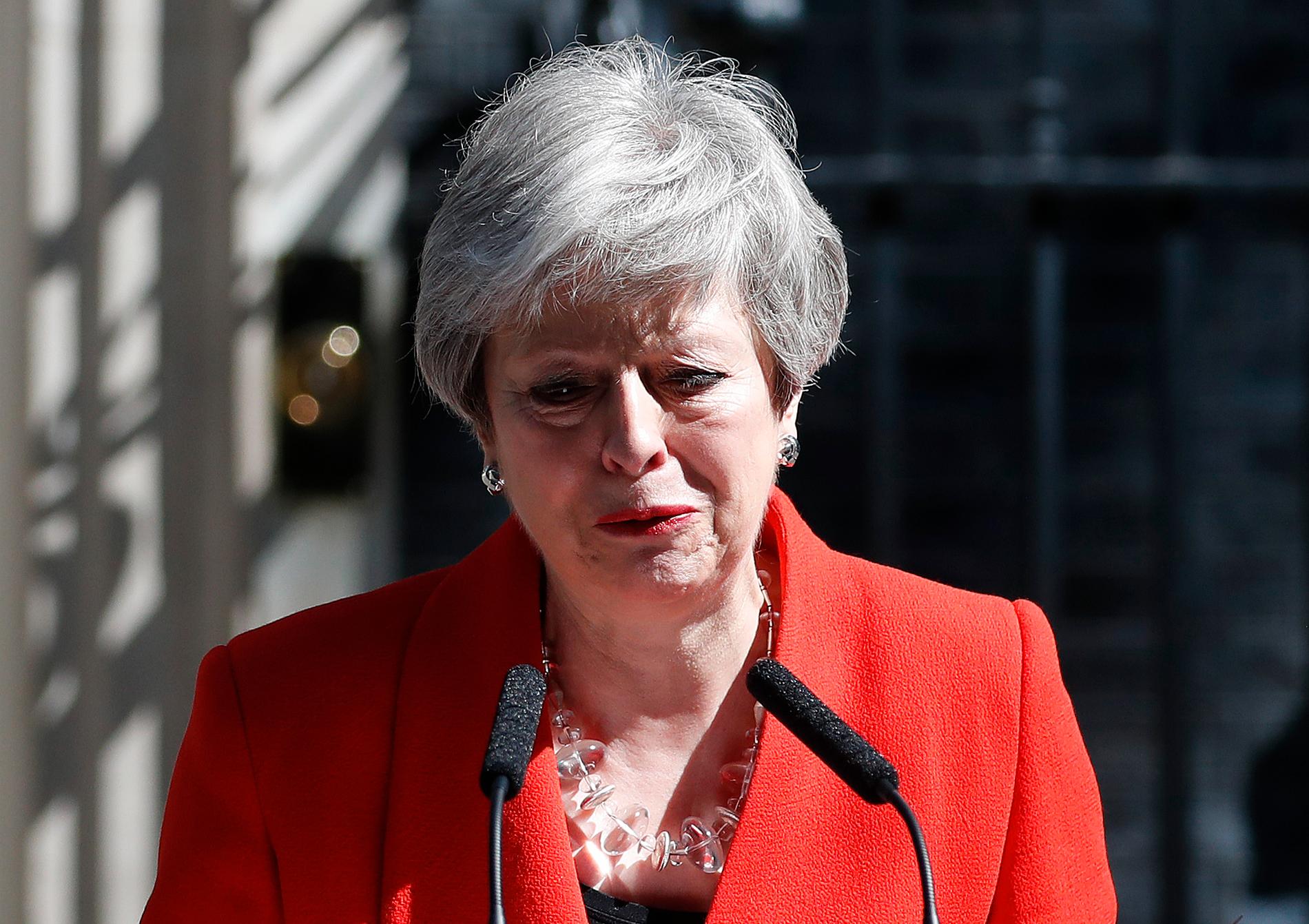 Theresa May avgick som partiledare men har för avsikt att sitta kvar tills en ny premiärminister har godkänts av parlamentet. 