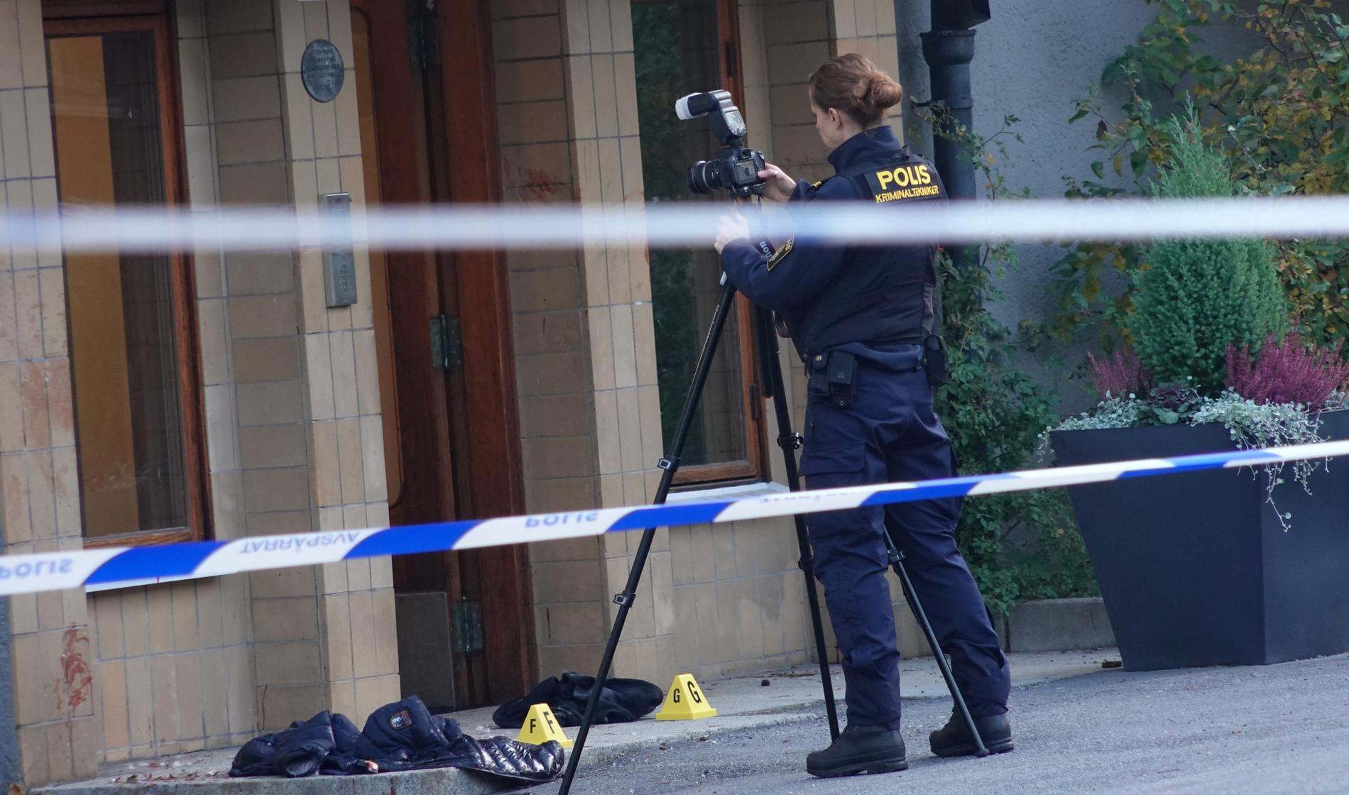 Polisen arbetar på platsen där en man har skjutits i Bagarmossen i södra Stockholm på lördagsmorgonen.