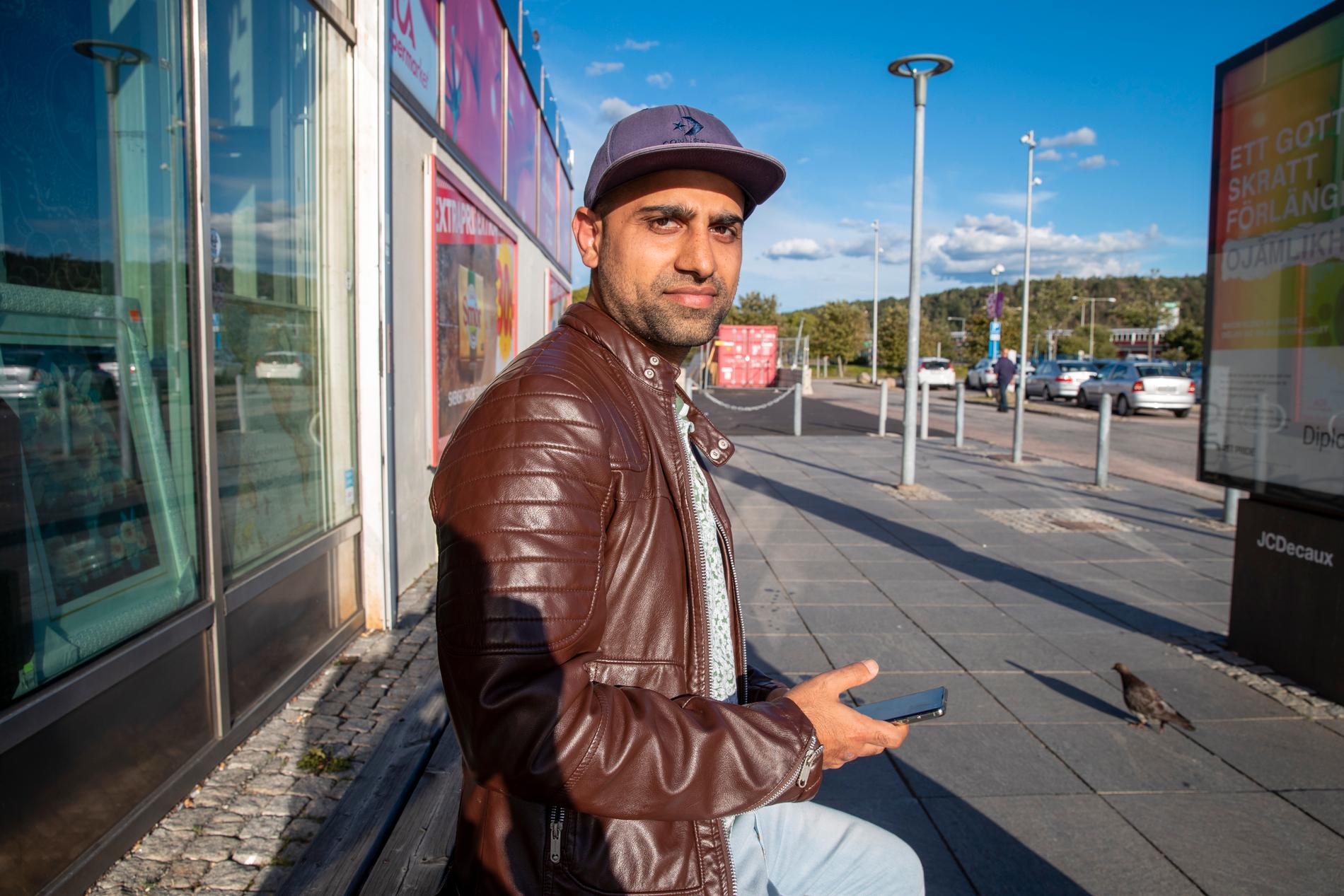 Ingenjören Salman bor i Hjällbo, Göteborg. Han tycker att kommunen måste satsa på skolan i området. ”Det är väldigt viktigt för att förebygga kriminalitet”, säger han.