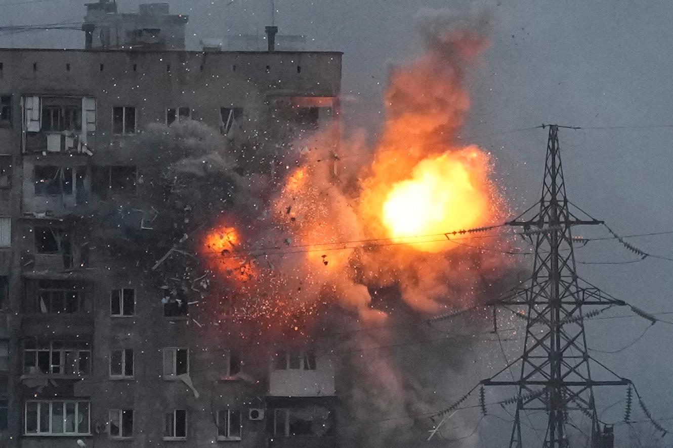 En byggnad under attack i Mariupol.