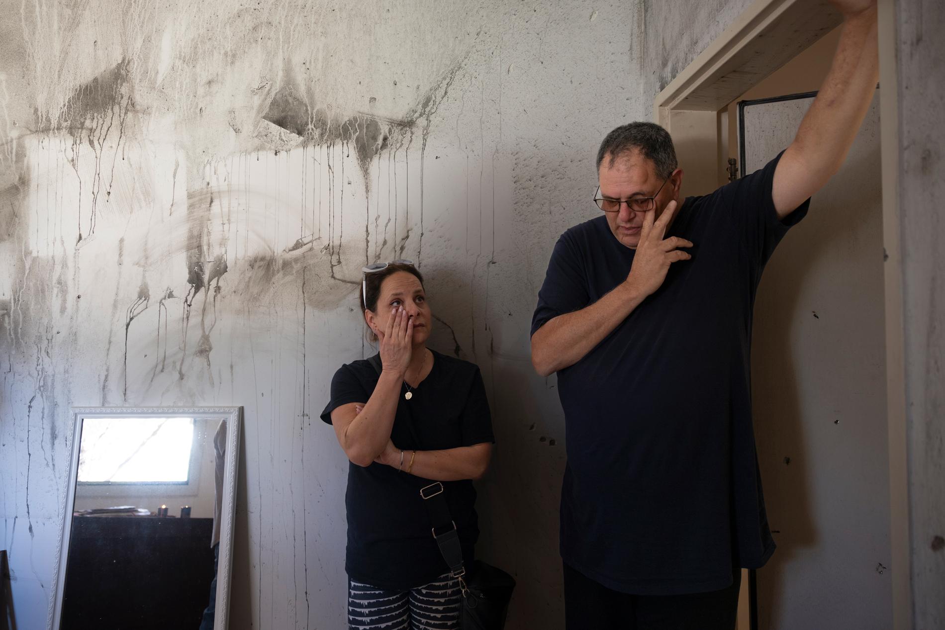 Shirly Bercu, 48, och Shahar Shnurman, 62, blir båda känslosamma när de står i rummet där Shirlys syster Mira Shtal, 54, dödades av Hamas.