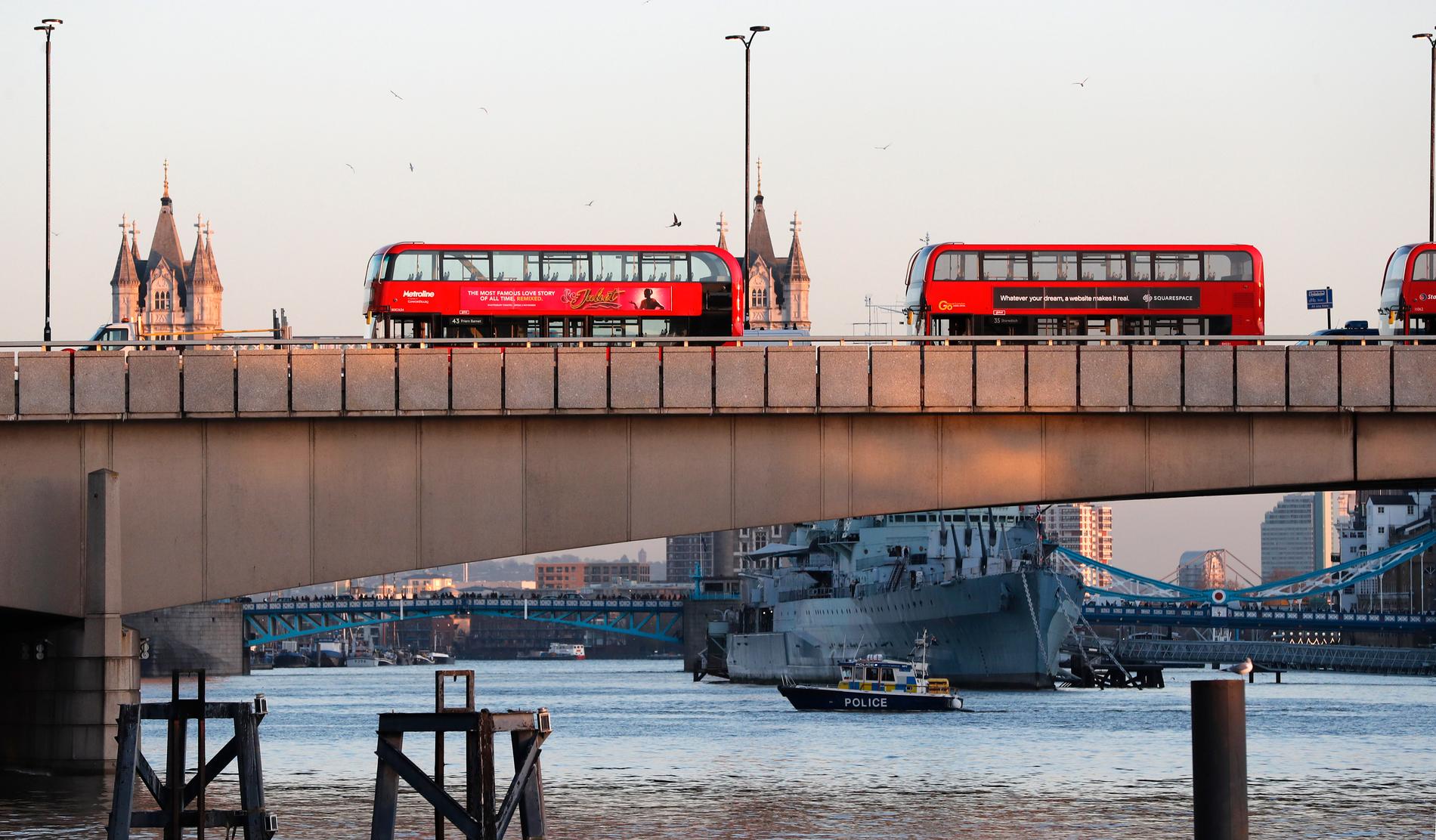 Övergivna bussar på London Bridge efter fredagens terrordåd.