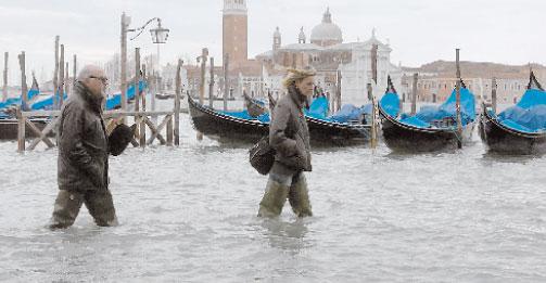 vått i venedig Turisterna tycktes hålla humöret uppe trots att den italienska staden i går drabbades av de värsta översvämningarna på över 20 år. Vattnet stod 156 cm högre än normalt.
