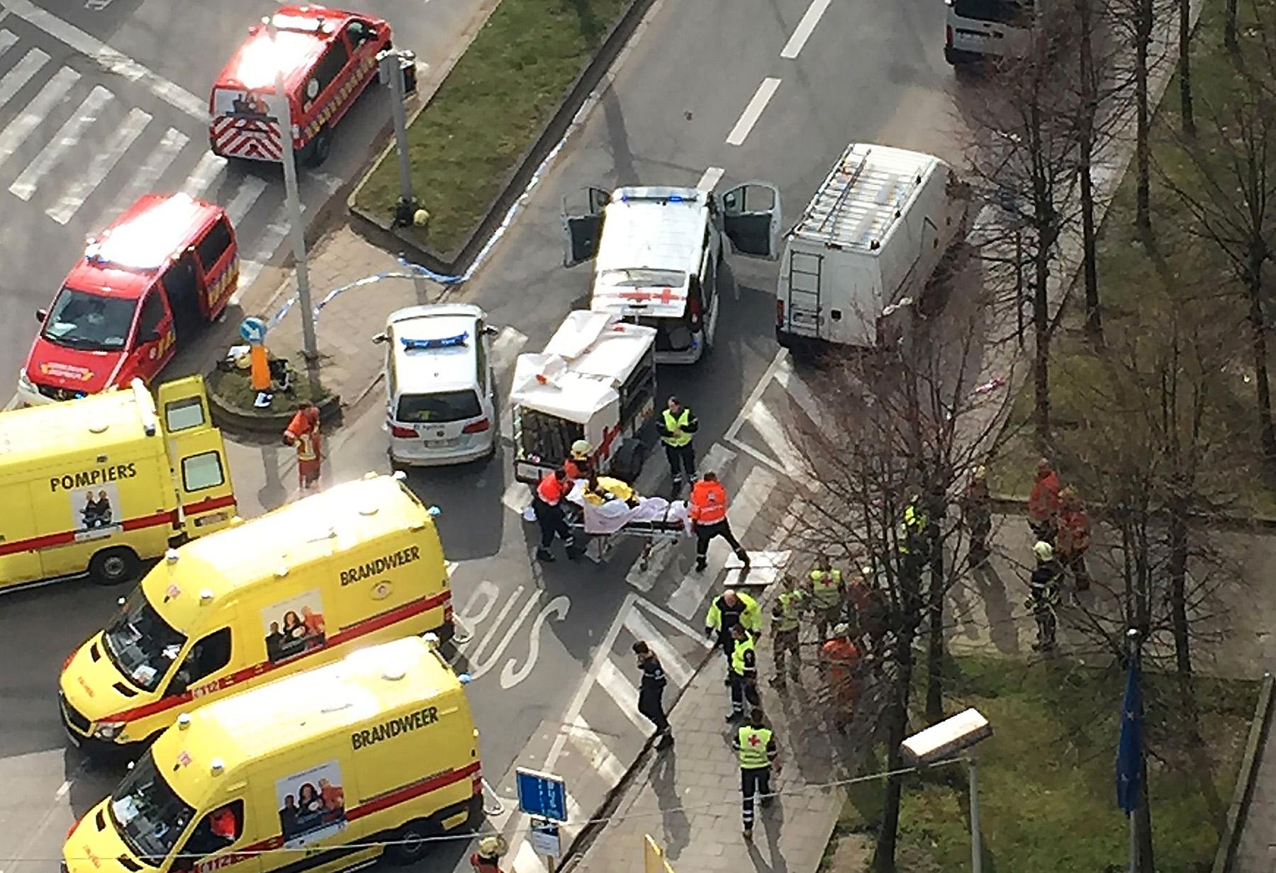 Skadade evakueras från Maalbeek tunnelbanestation i Bryssel.
