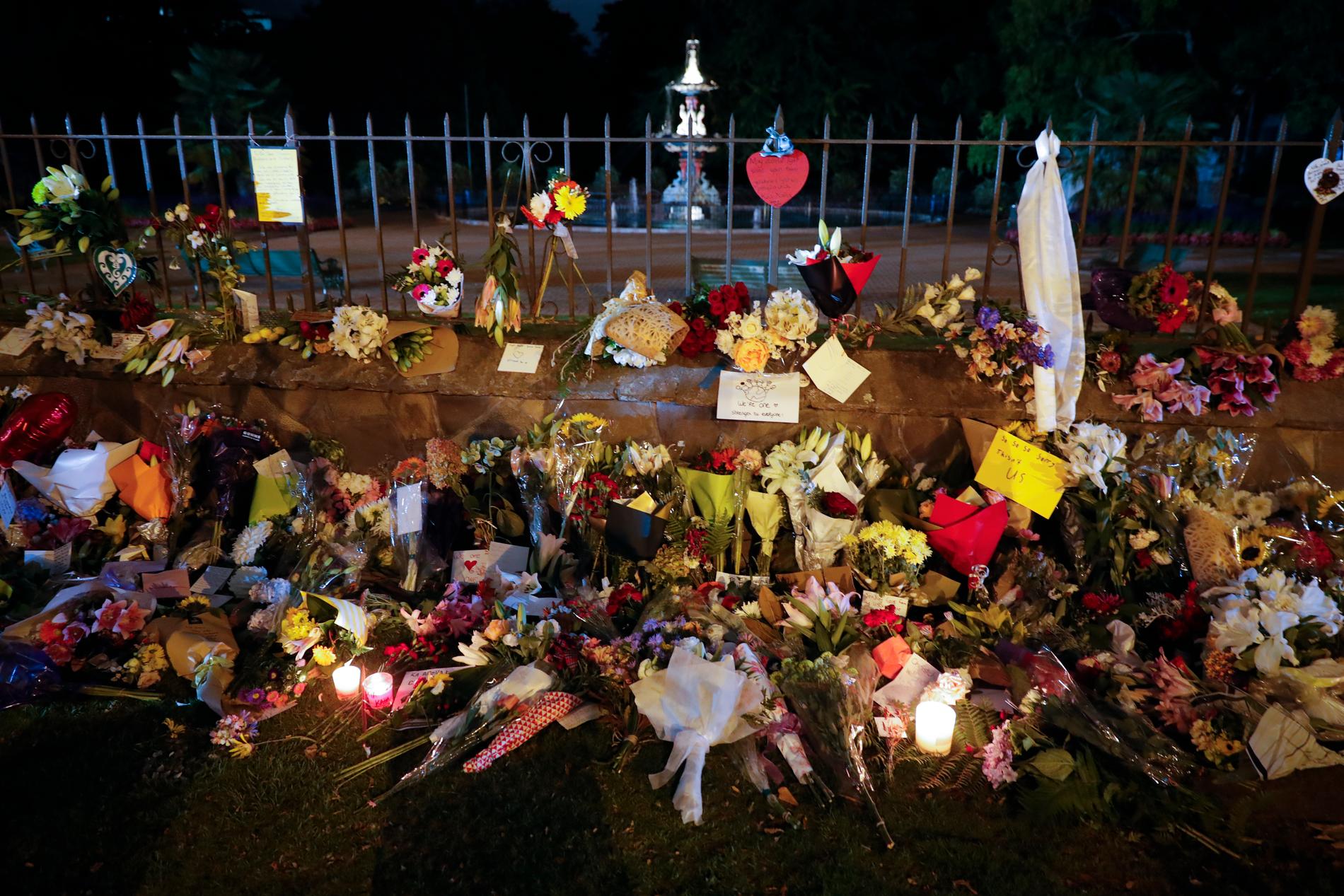 Efter terrorattacken i Christchurch, Nya Zeeland, hedras offren med blommor och meddelanden.