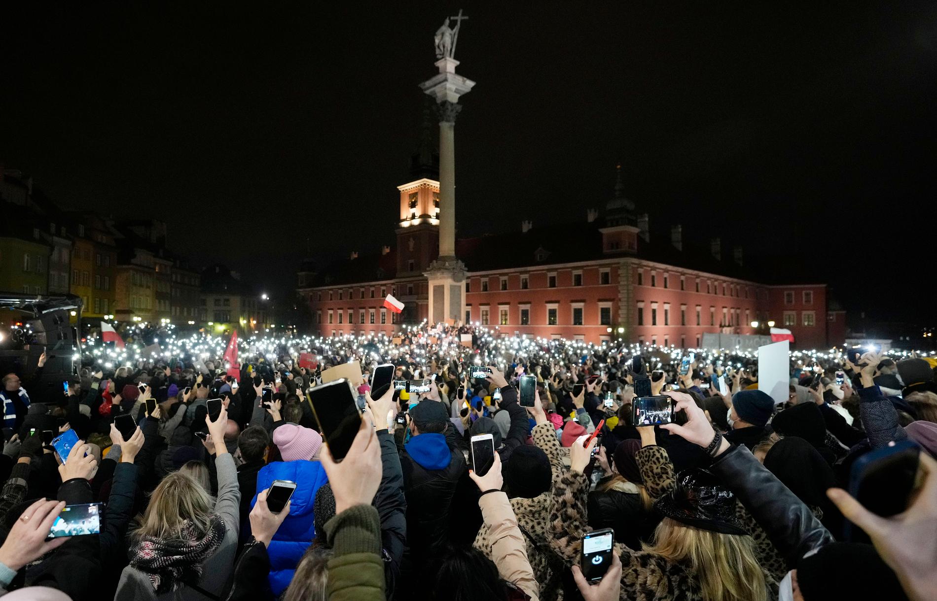 Protester mot Polens abortlagstiftning i huvudstaden Warszawa.