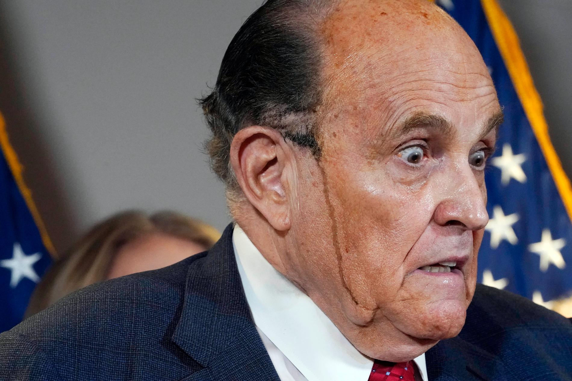 Rudy Giuliani skiftade färg under presskonferensen.