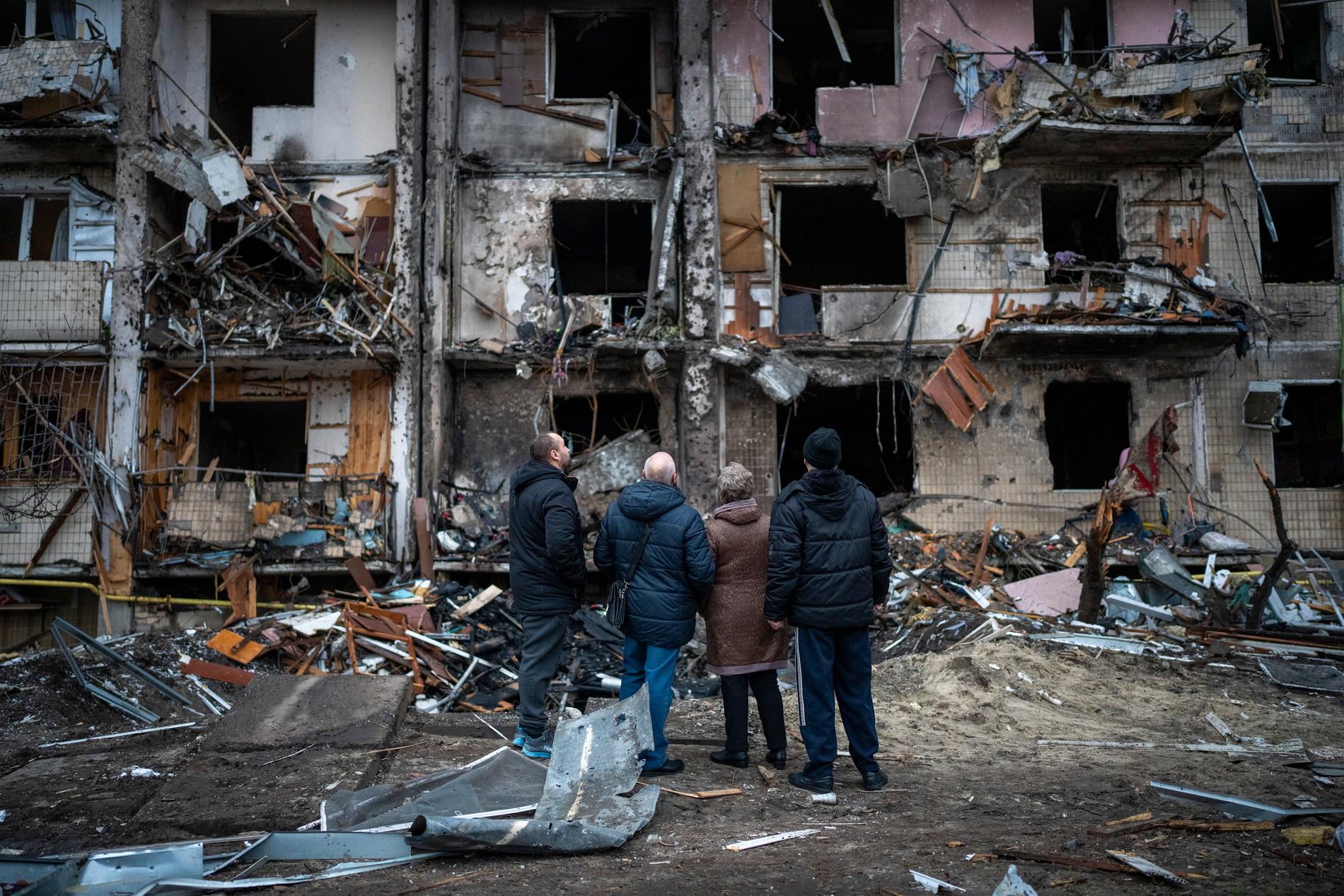 Ett bombat hus i Kiev, 25 februari. En månad har nu gått sedan Ryssland invaderade Ukraina.