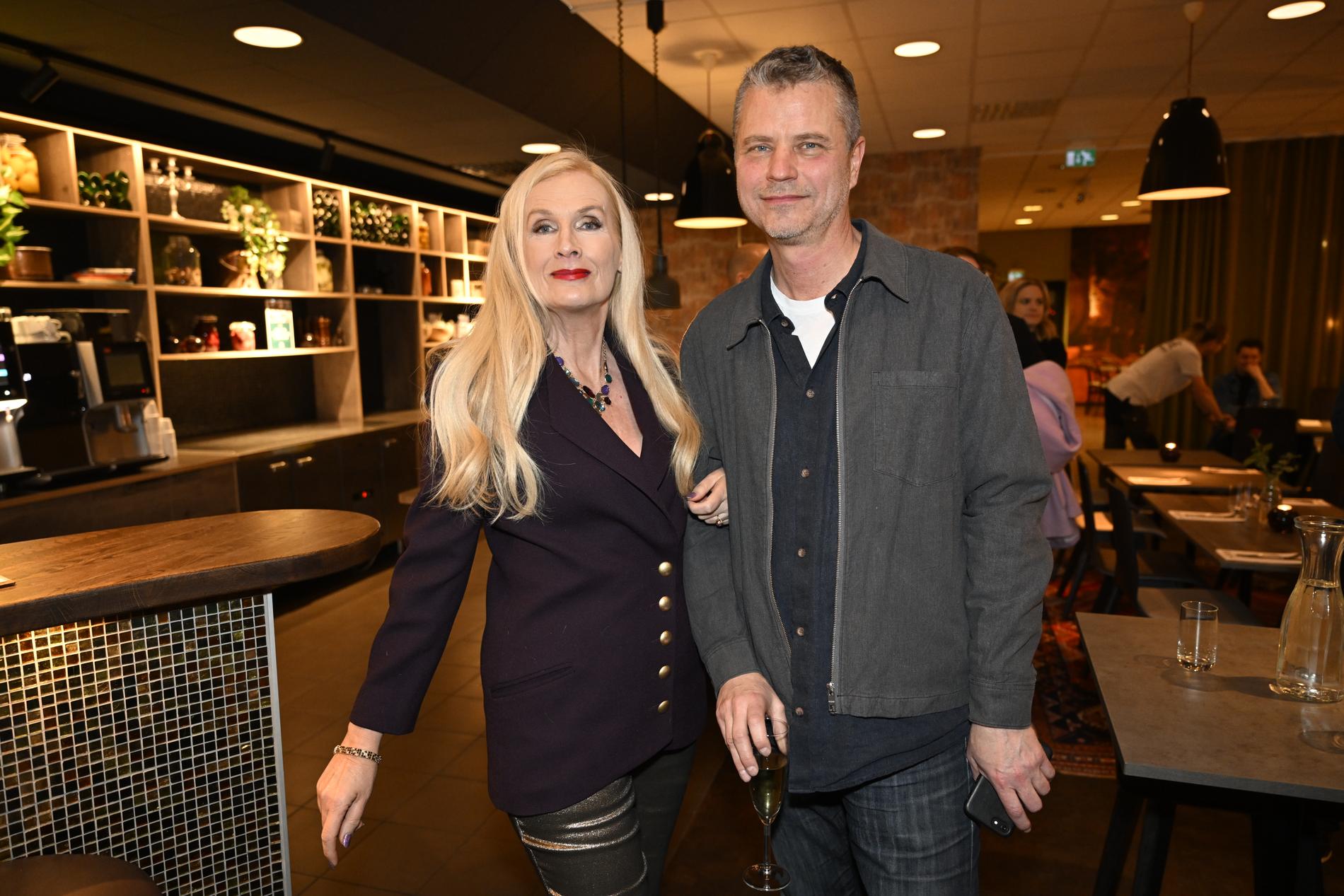 Melodifestivalens projektledaren Anders Wistbacka försvarar Gunilla Perssons medverkan i tävlingen.