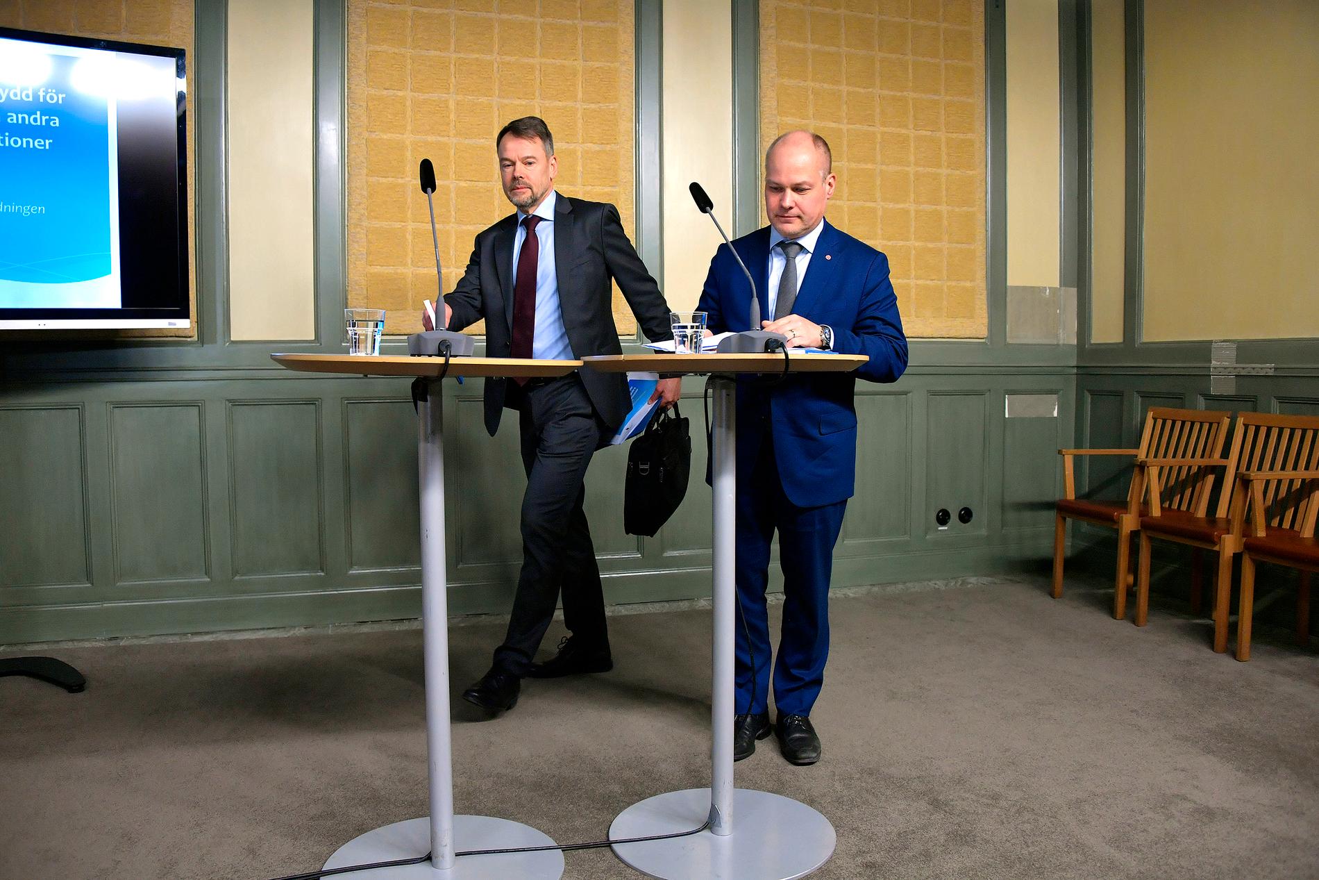 Riksåklagare Anders Perklev (tv) överlämnar Blåljusutredningen till justitieminister Morgan Johansson på onsdagen.