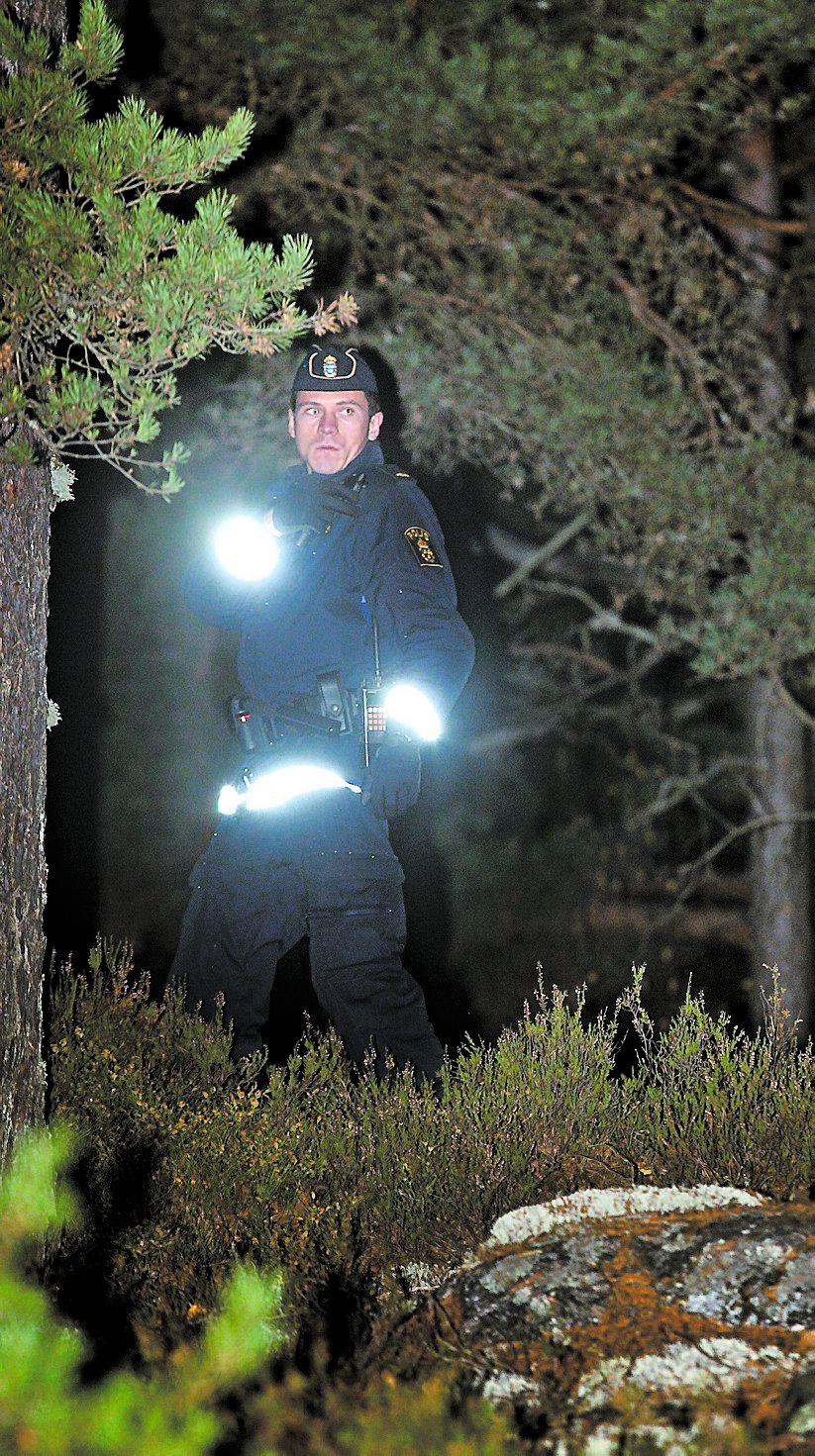 OKLAR DÖDSORSAK Polisen spärrade av ett stort område i skogen och rättsläkare undersökte först den döda kroppen på plats innan den fördes till rättsläkarstationen i Solna för obduktion.