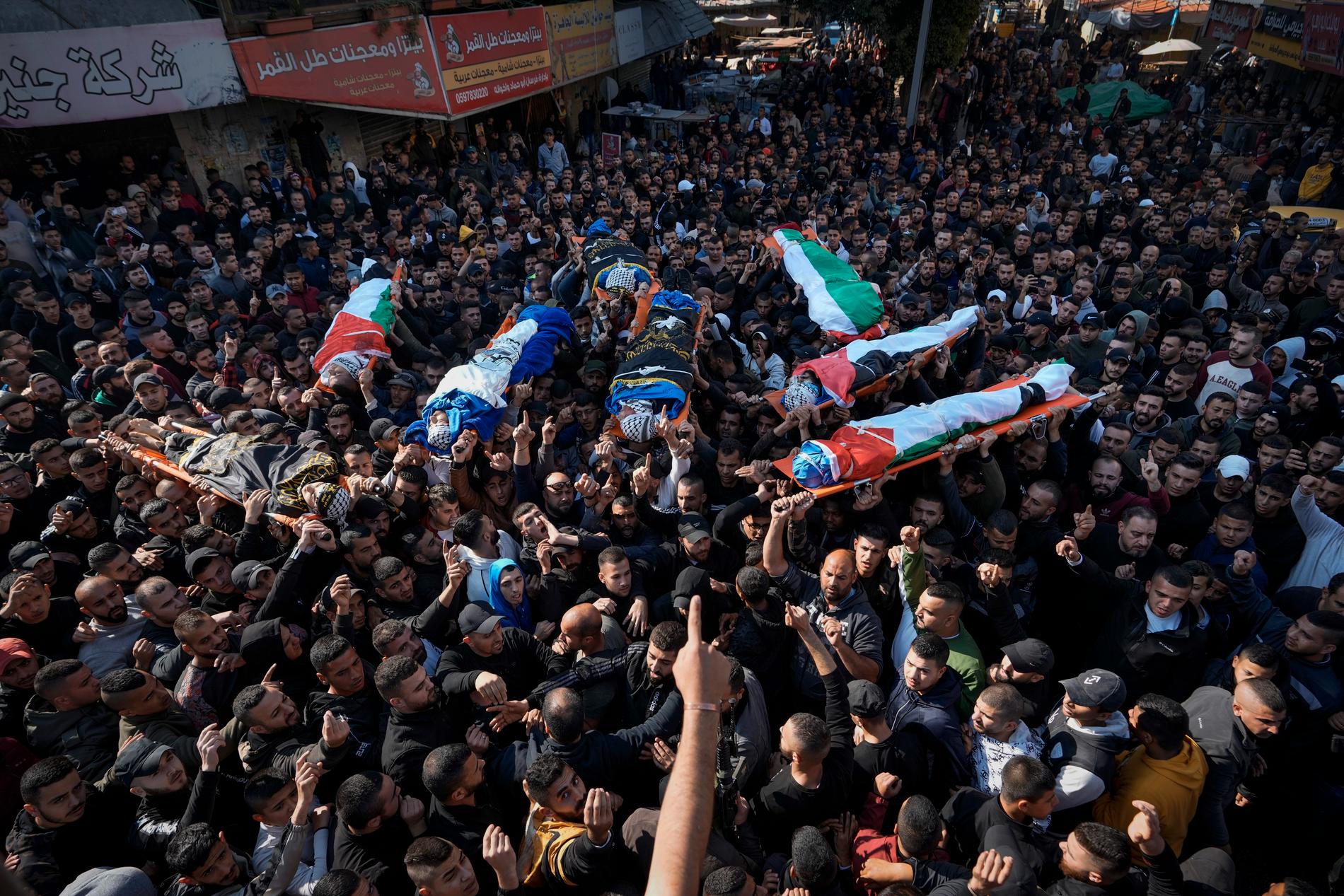 Åtta av offren för torsdagens attack bärs fram i ett hav av sörjande i Jenin på Västbanken.