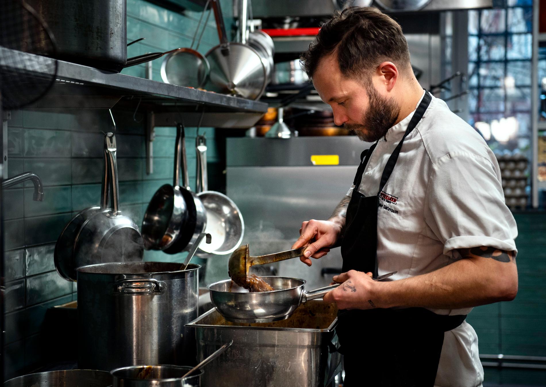 Christopher Gustavsson är köksmästare på restaurangen Styrelsen bar och bistro.