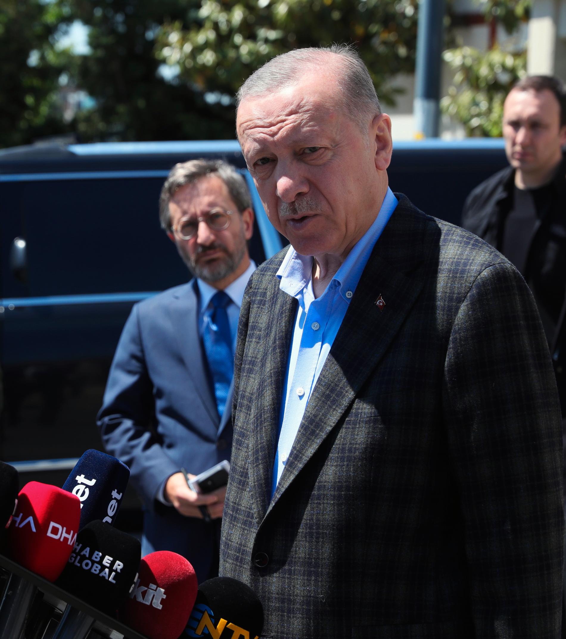  Turkiets president Erdogan svarade på frågor från journalister efter fredagens bön i Istanbul. Han uttryckte bland annat skepsis mot att Finland och Sverige går med i Nato.