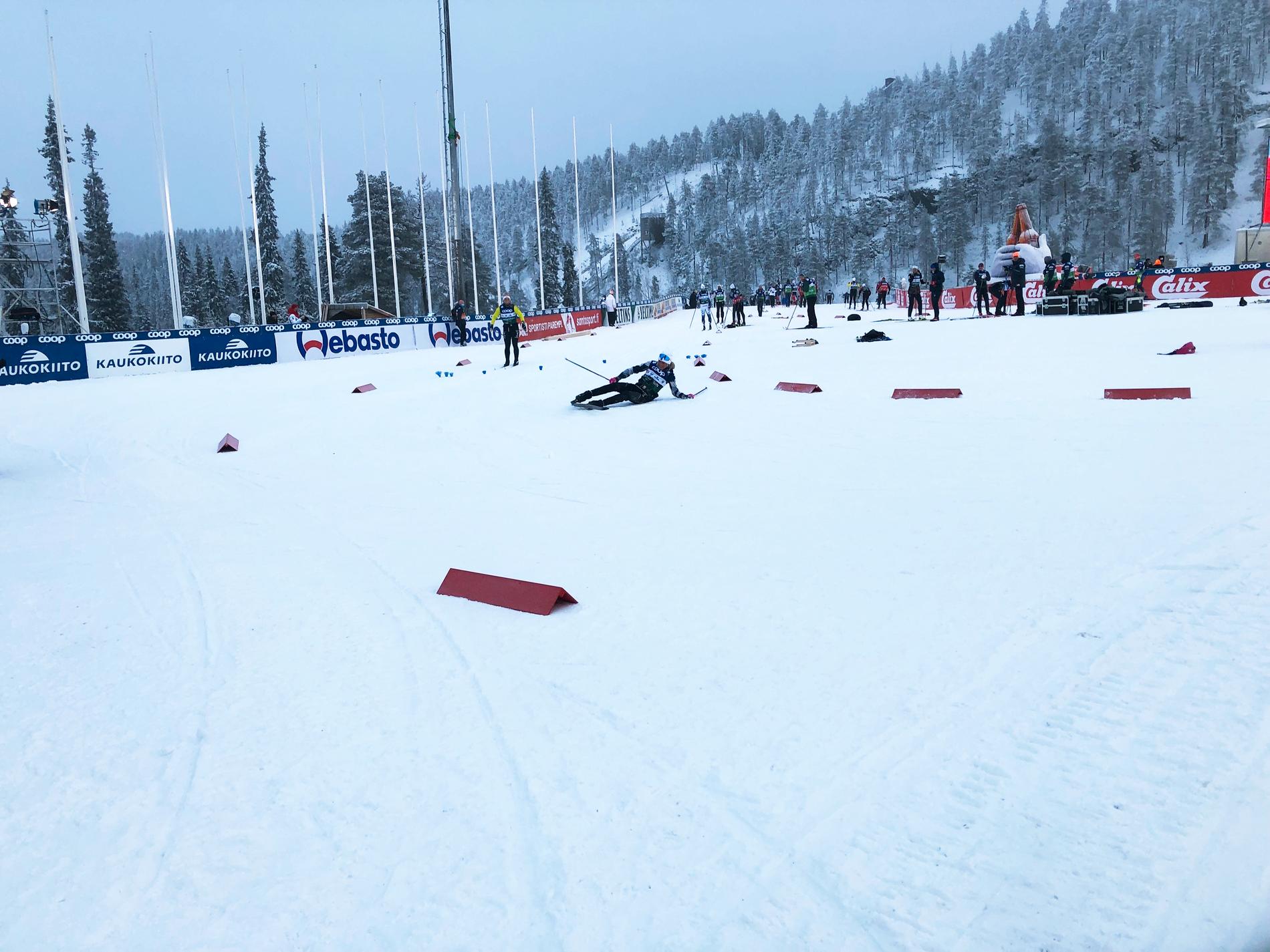 Frida Karlsson stupade på upploppet i Ruka inför världscuppremiären. 