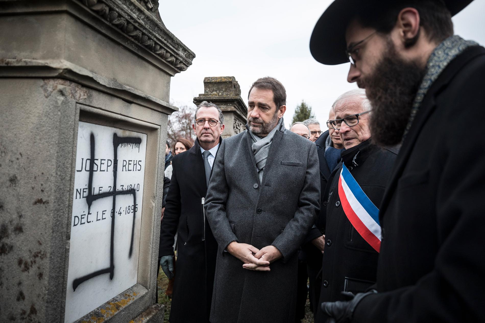 Frankrikes inrikesminister Christophe Castaner närvarar vid en ceremoni på en judisk begravningsplats nära franska Strasbourg, där 37 gravstenar och ett monument för förintelsens offer vandaliserats. Arkivbild från december.