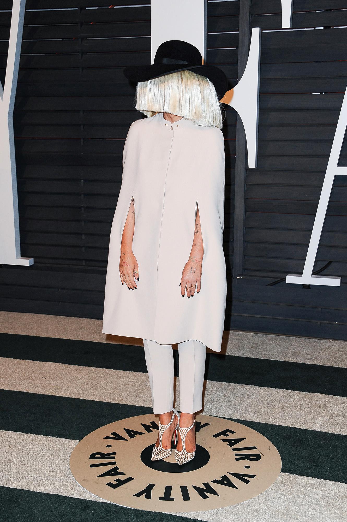 Sia Sia fortsätter gömma sitt ansikte under en peruk och fick till en riktigt snygg och trendig look till Vanity Fair-festen.