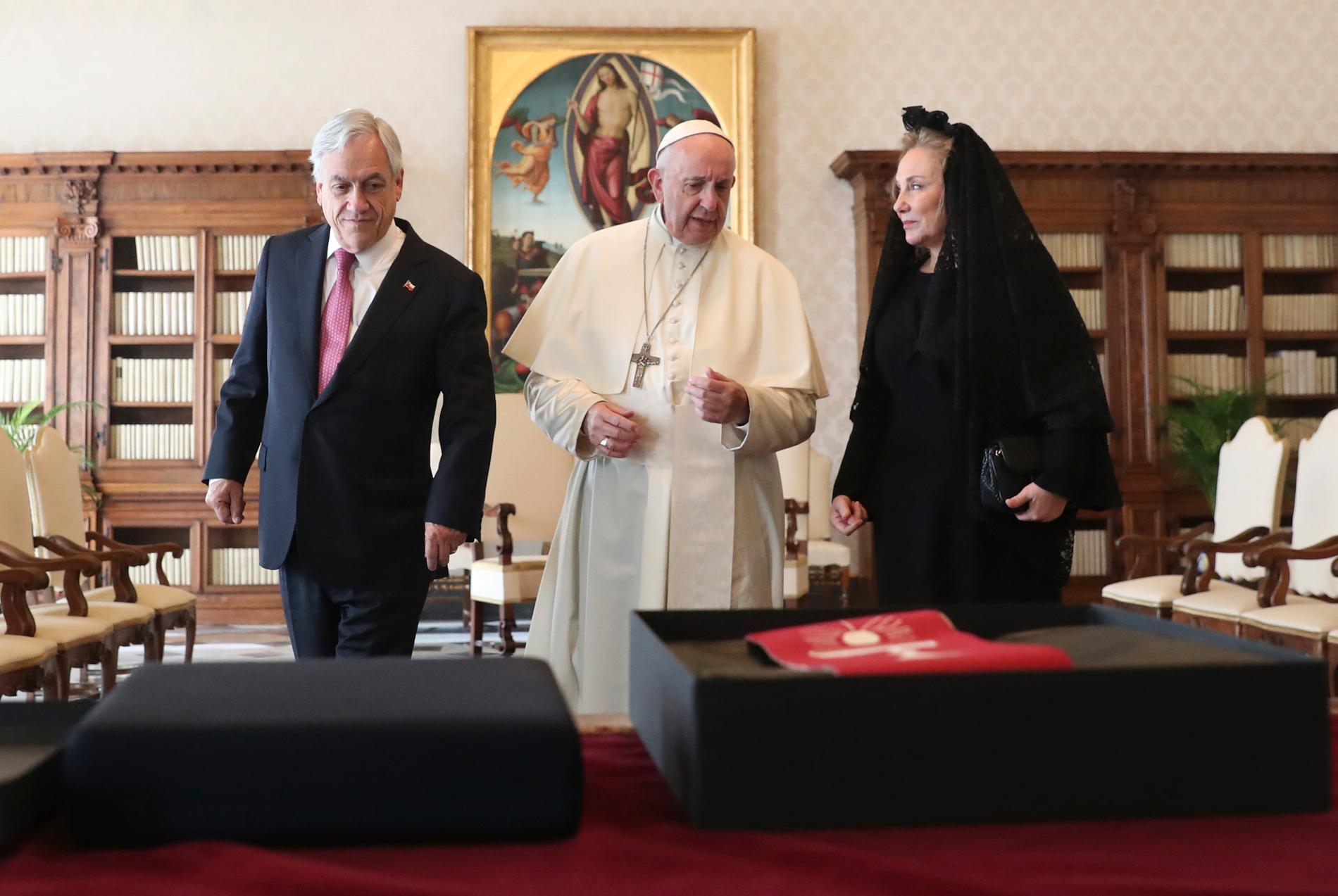 Påve Franciskus tillsammans med Chiles president Sebastian Piñera och hans hustru Cecilia Morel.