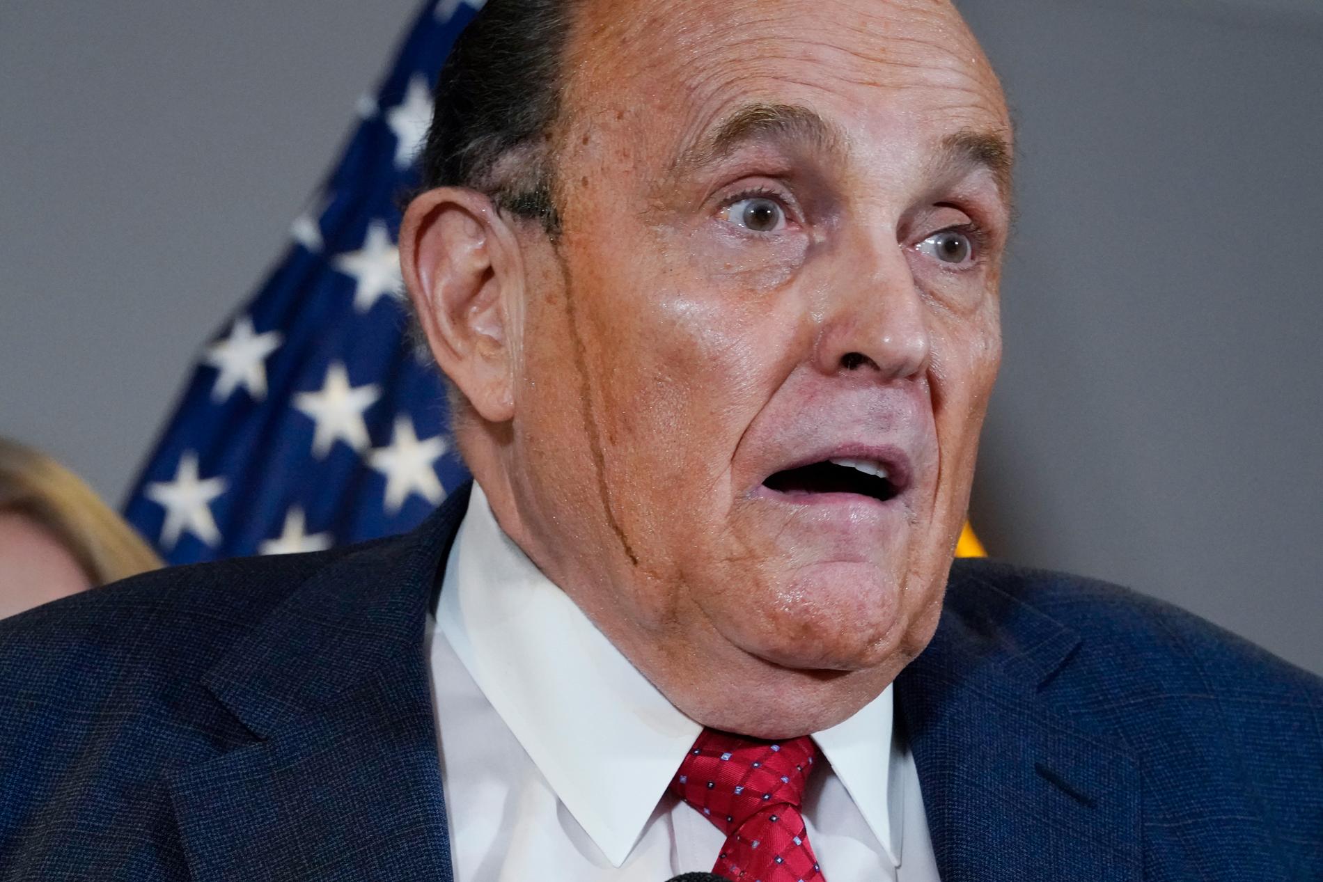 Rudy Giuliani senare under pressträffen.