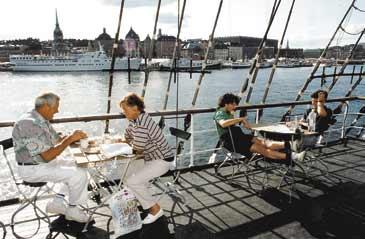 På segelfartyget af Chapman, som numera är vandrarhem, sitter gästerna vid kaféborden längs relingen och njuter av sommaren.