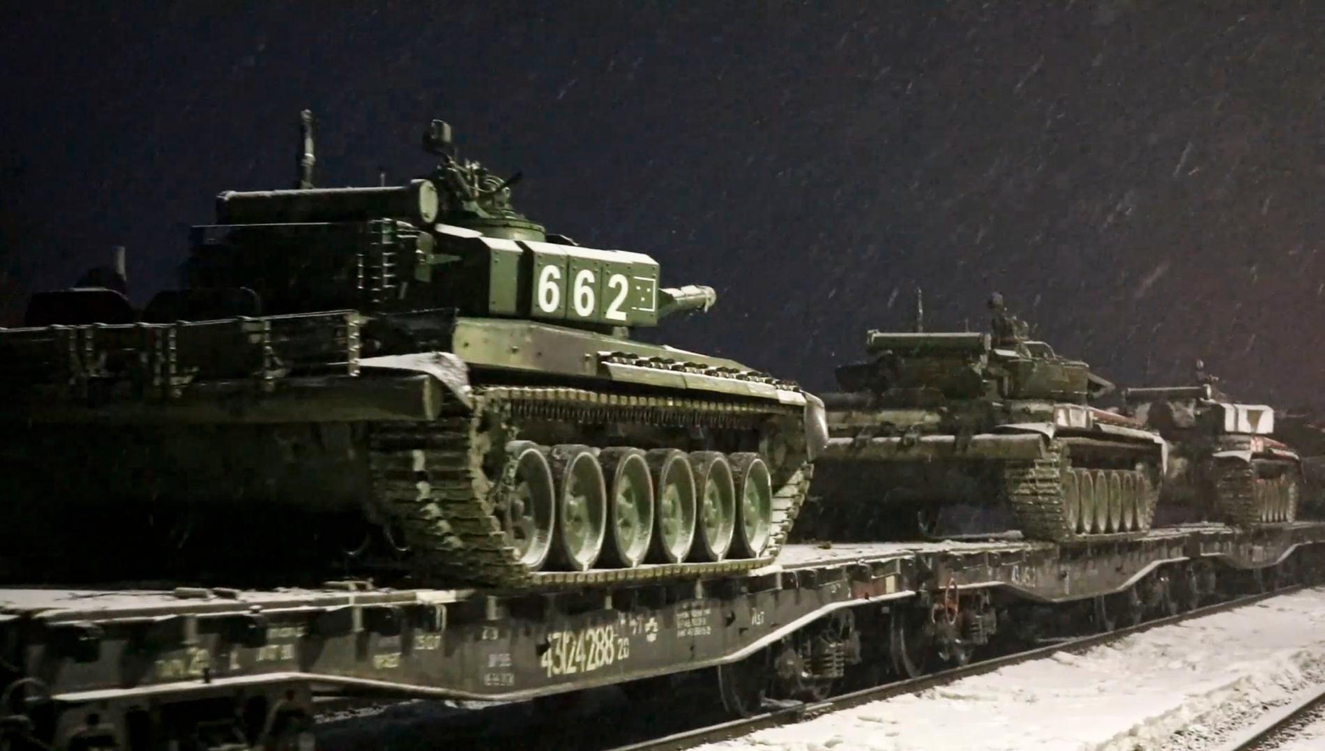 Ryska arméstridsvagnar lastas vid järnvägsplattformar under fredagen. Den ryska militären hävdar att trupper dragits tillbaka efter övningar i regioner nära Ukraina – men USA och dess allierade ifrågasätter de uppgifterna. De menar att ryssarna istället förstärkt sina trupper vid ukrainska gränserna.